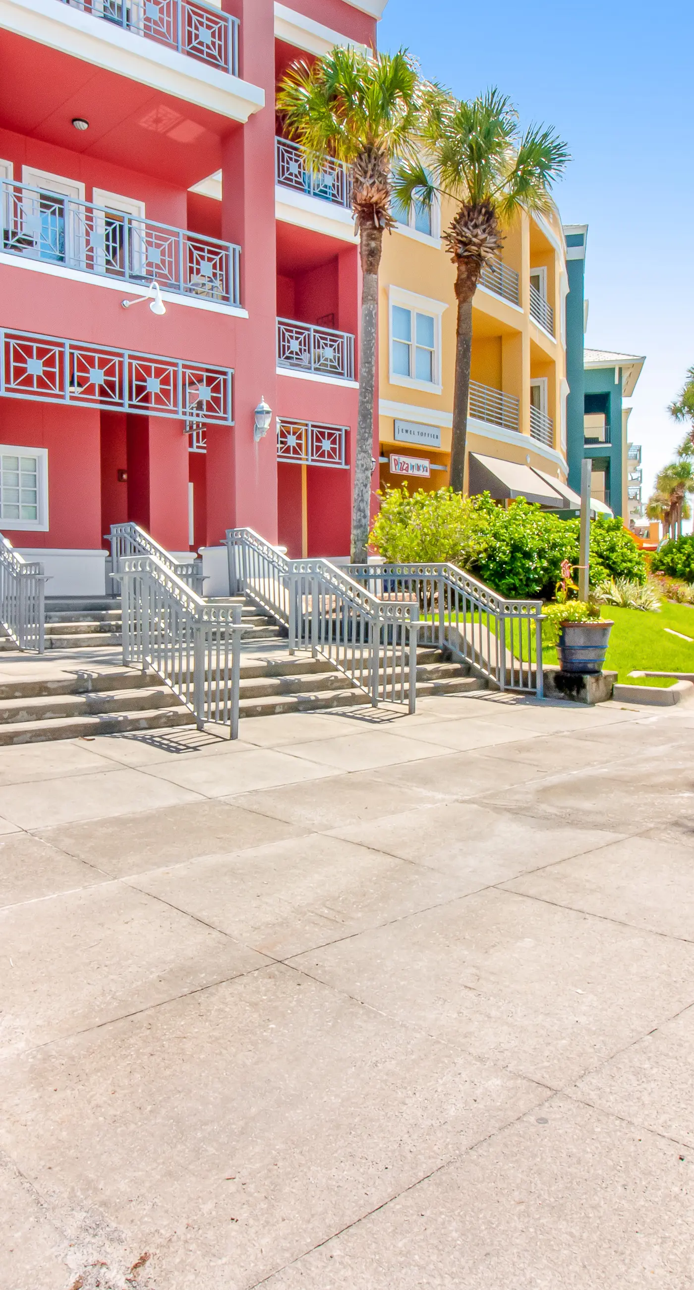 Centrally located condo near shopping & the beach with shared pool & tennis courts