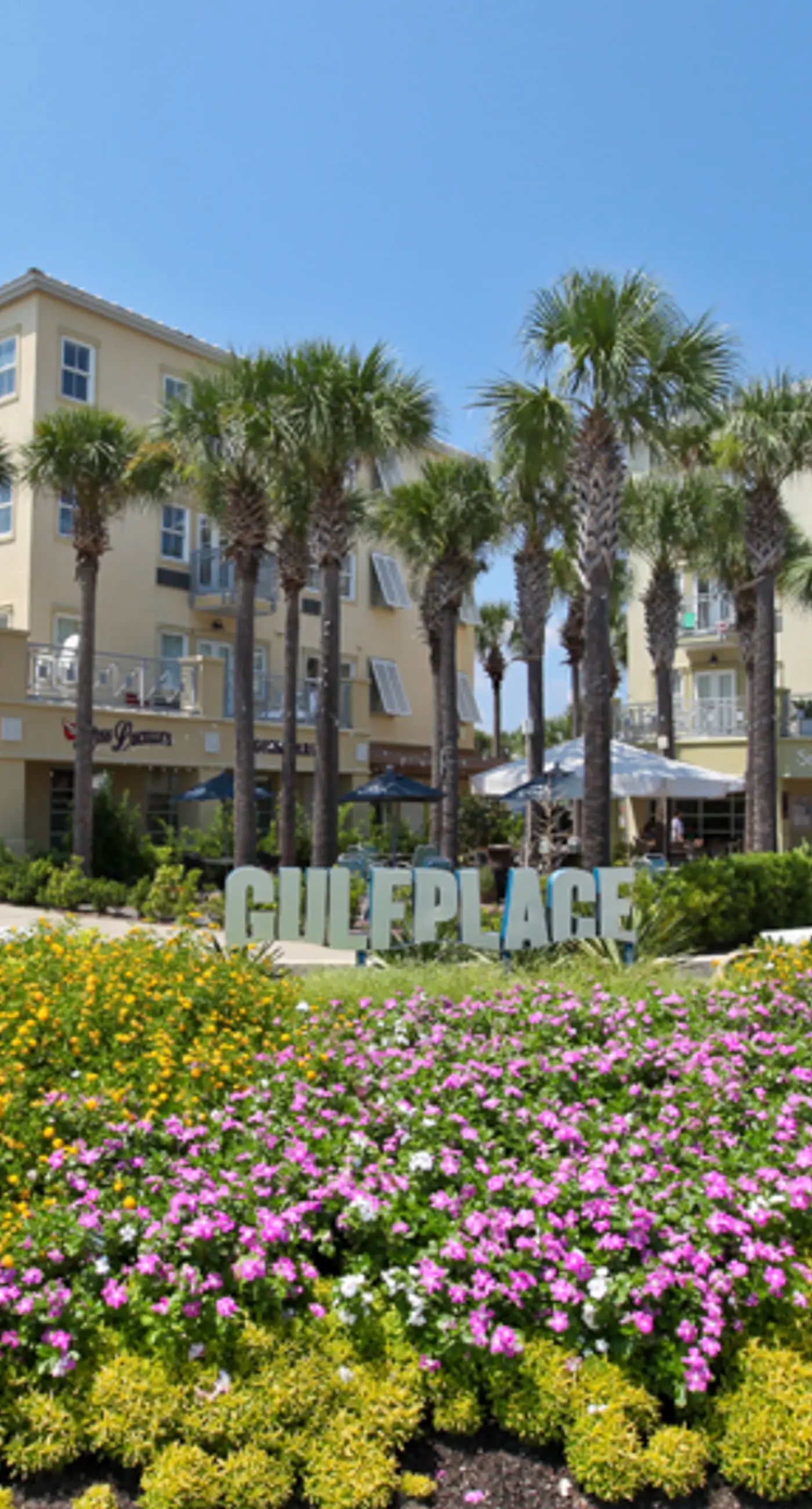 Centrally located condo near shopping & the beach with shared pool & tennis courts
