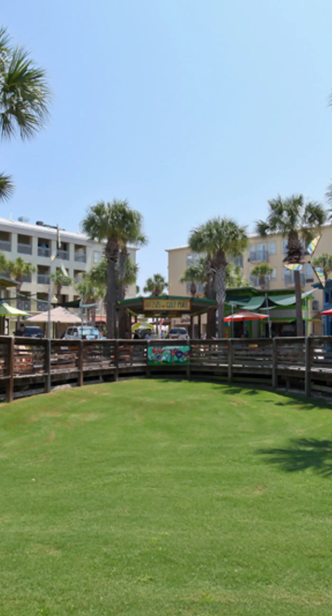 Centrally located condo near shopping & the beach with shared pool & tennis courts