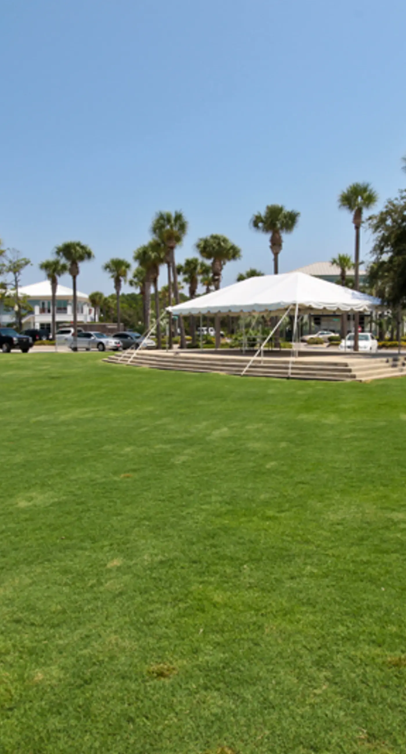 Centrally located condo near shopping & the beach with shared pool & tennis courts