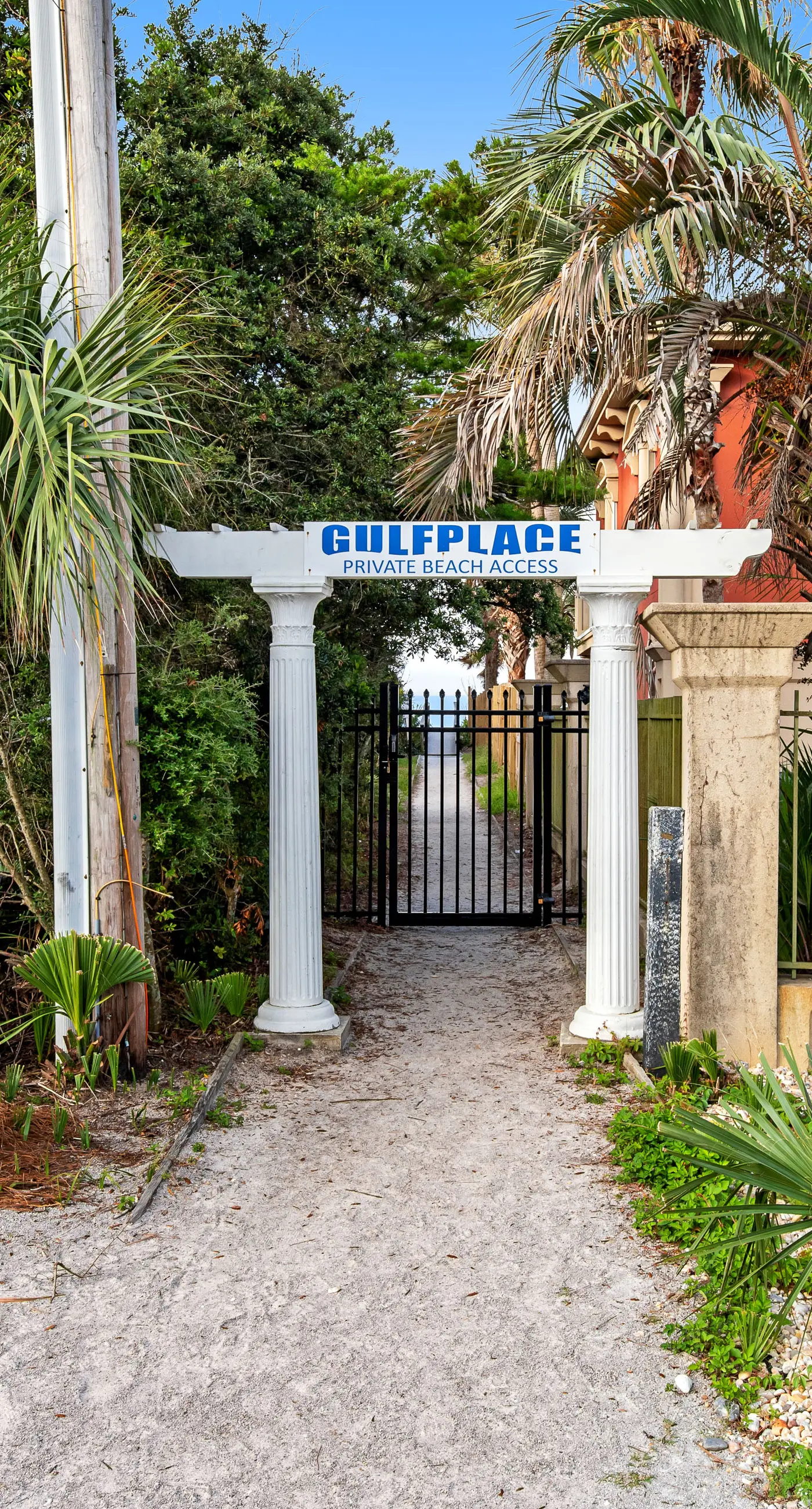 Centrally located condo near shopping & the beach with shared pool & tennis courts