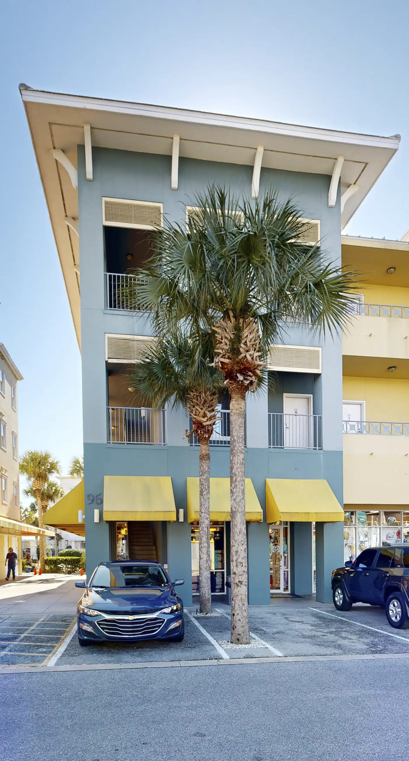 Centrally located condo near shopping & the beach with shared pool & tennis courts