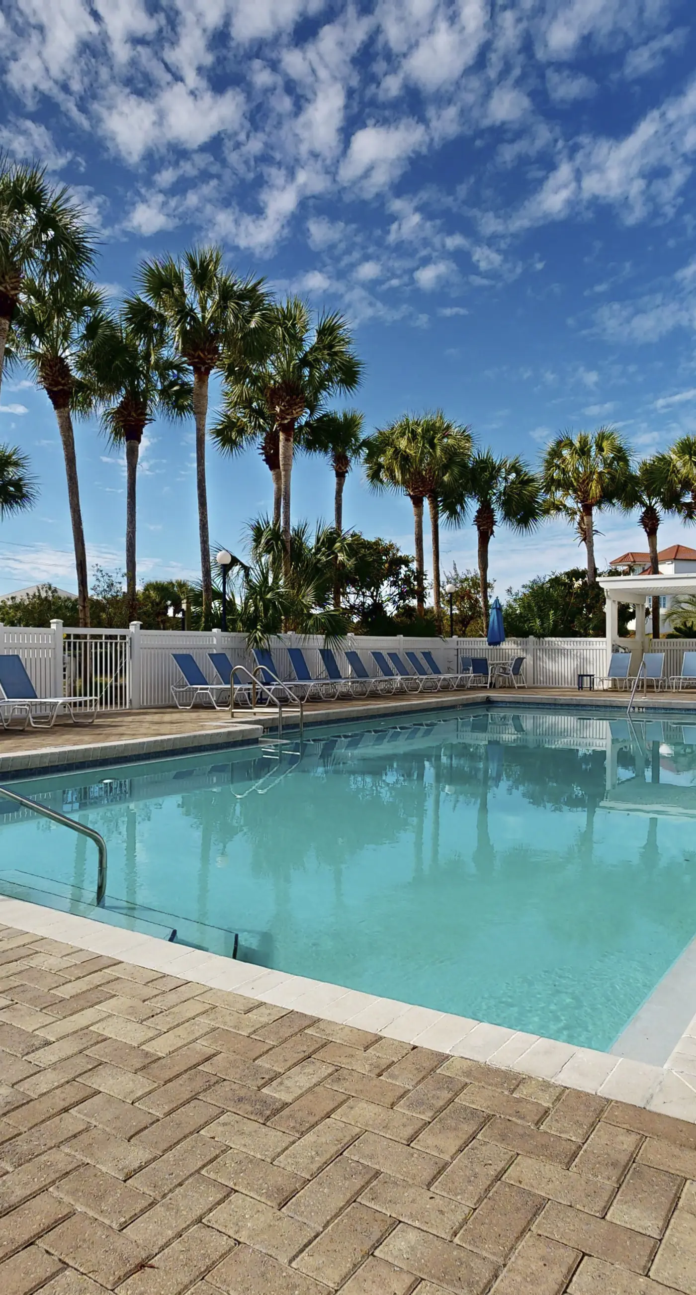 Centrally located condo near shopping & the beach with shared pool & tennis courts