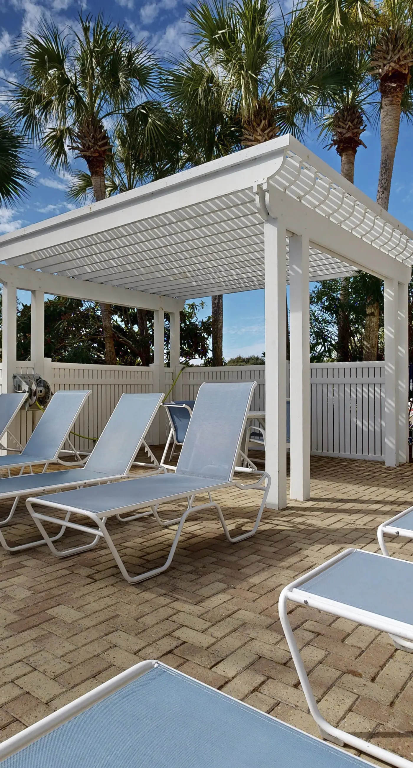 Centrally located condo near shopping & the beach with shared pool & tennis courts