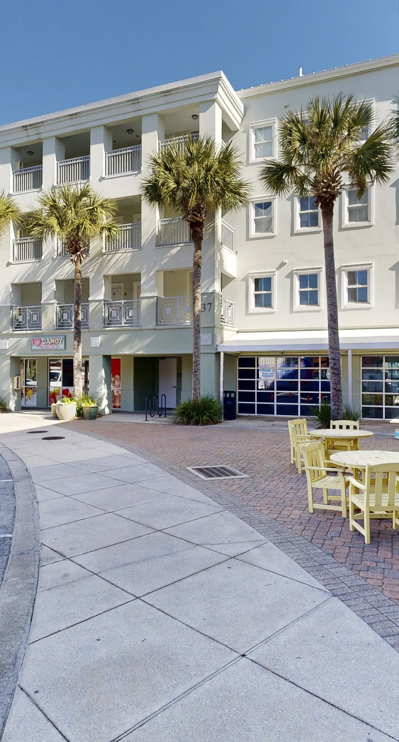 Centrally located condo near shopping & the beach with shared pool & tennis courts