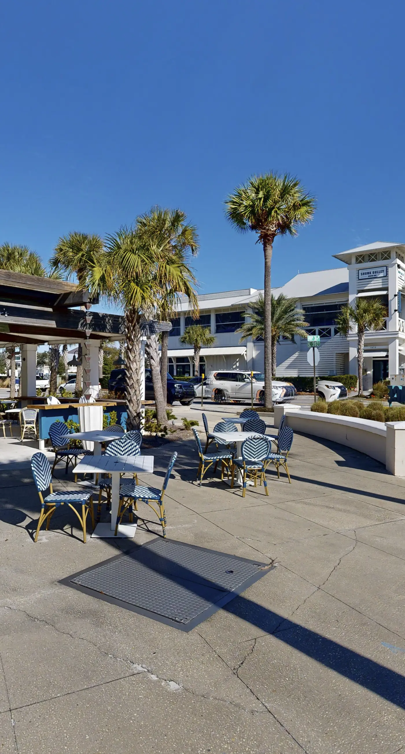 Centrally located condo near shopping & the beach with shared pool & tennis courts