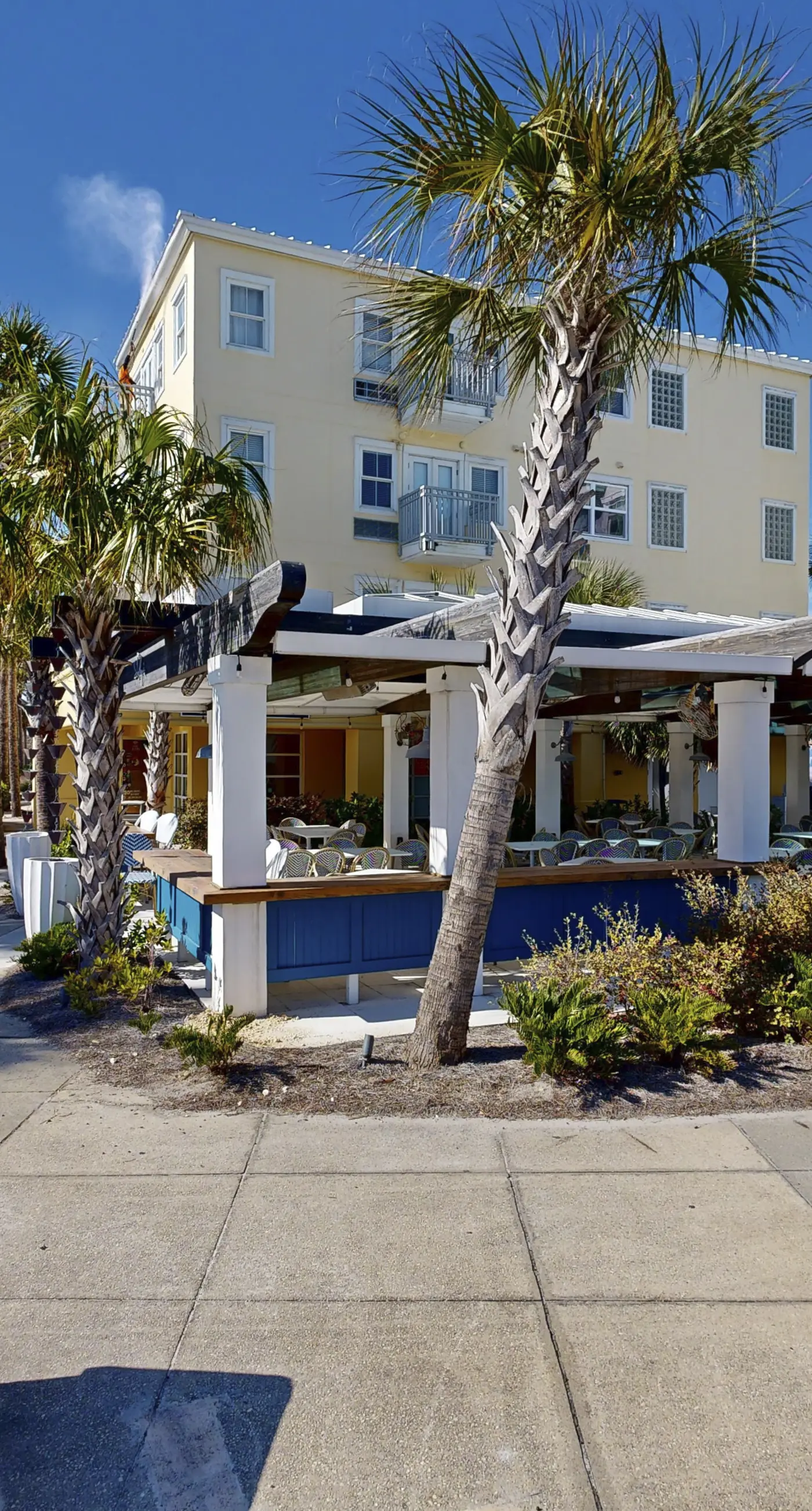 Centrally located condo near shopping & the beach with shared pool & tennis courts