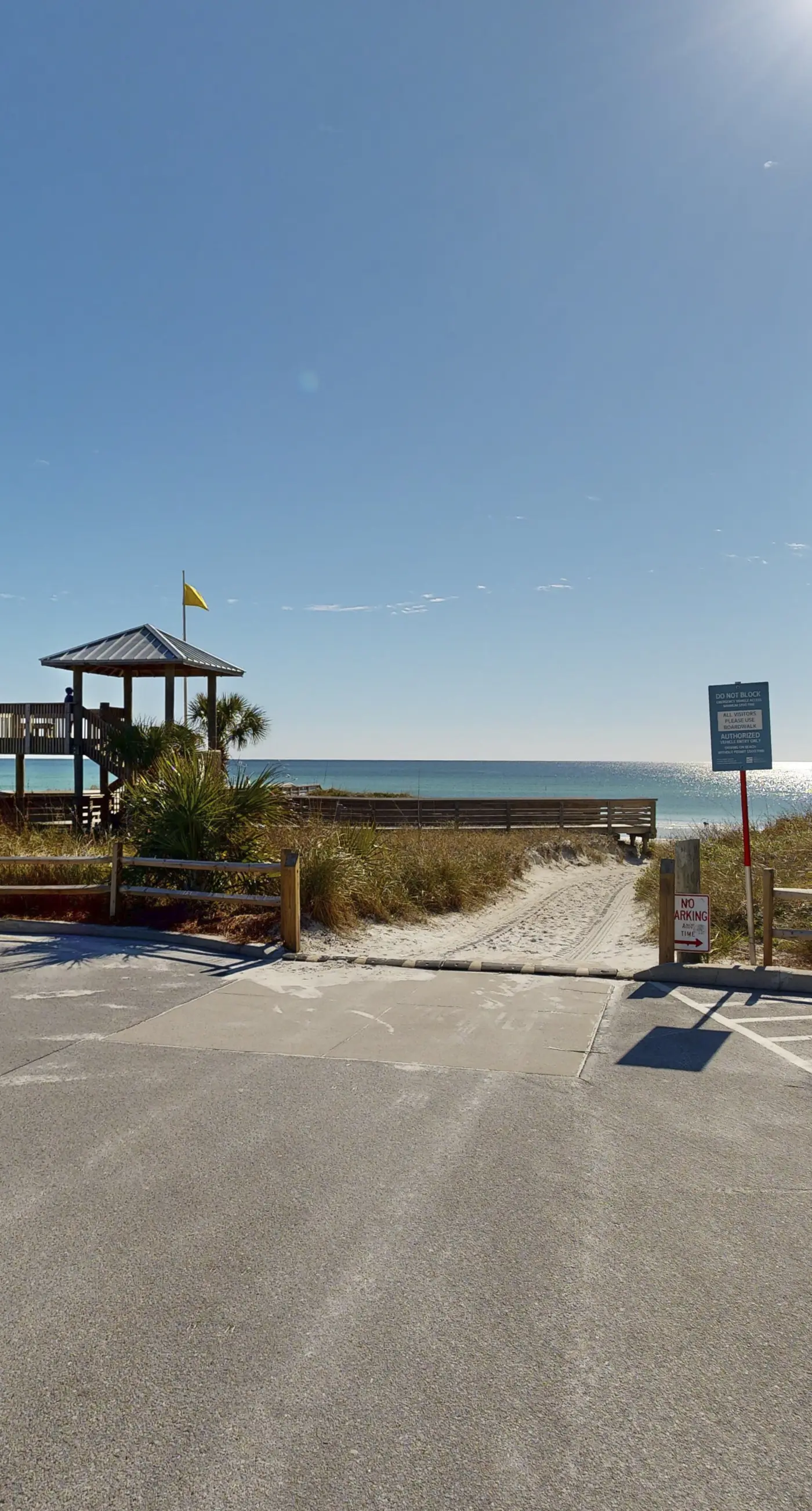 Centrally located condo near shopping & the beach with shared pool & tennis courts