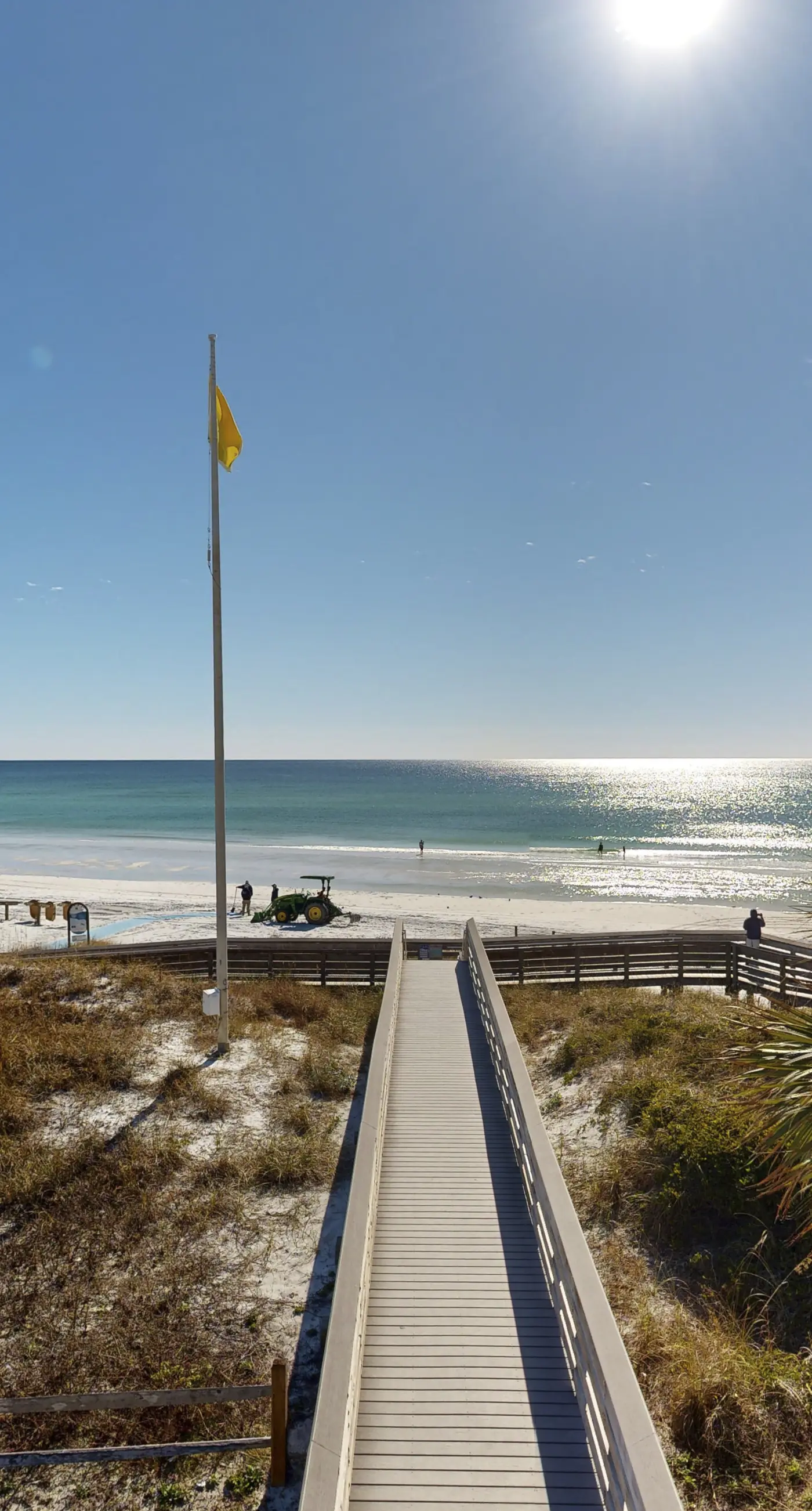 Centrally located condo near shopping & the beach with shared pool & tennis courts