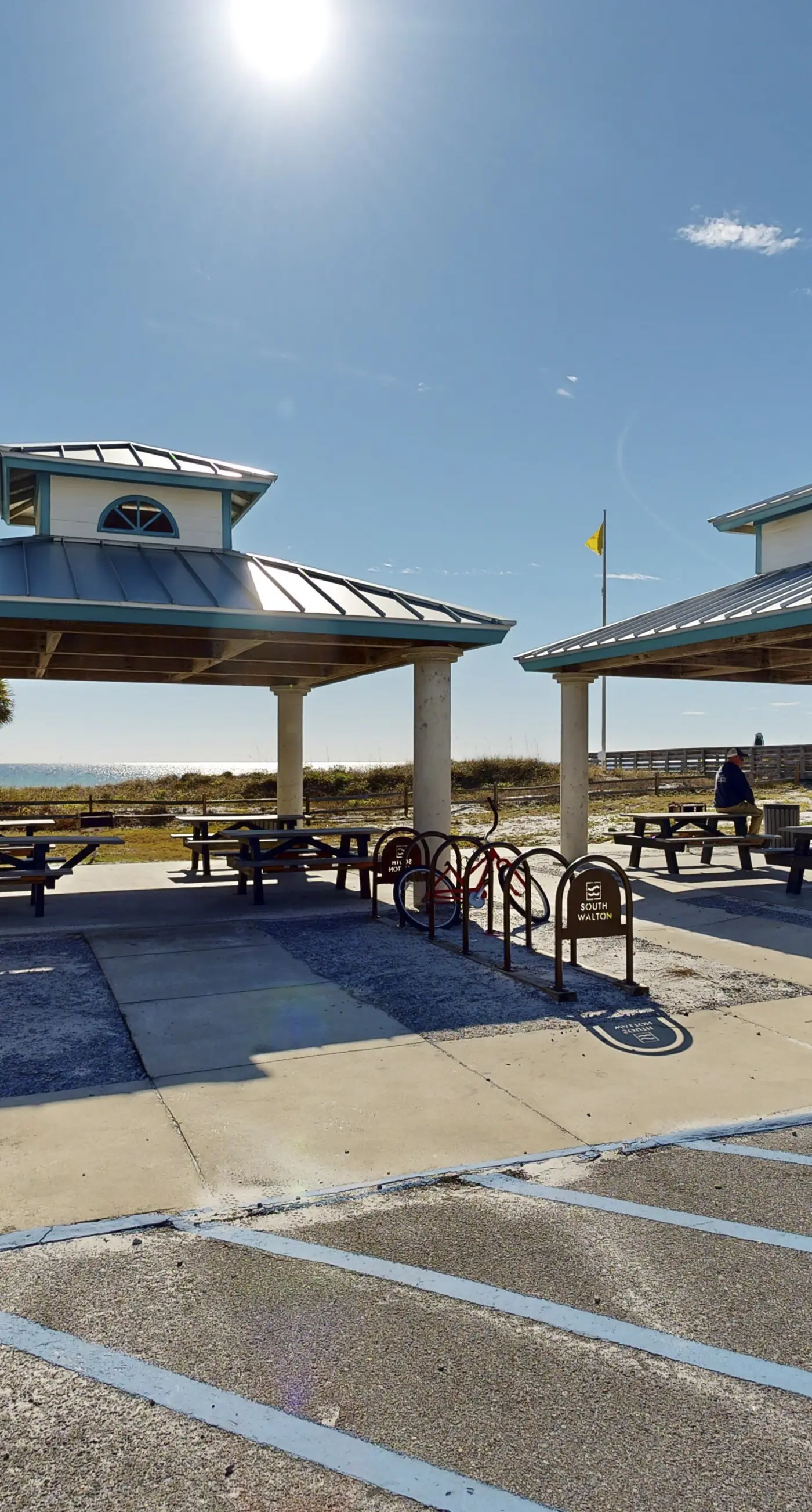 Centrally located condo near shopping & the beach with shared pool & tennis courts