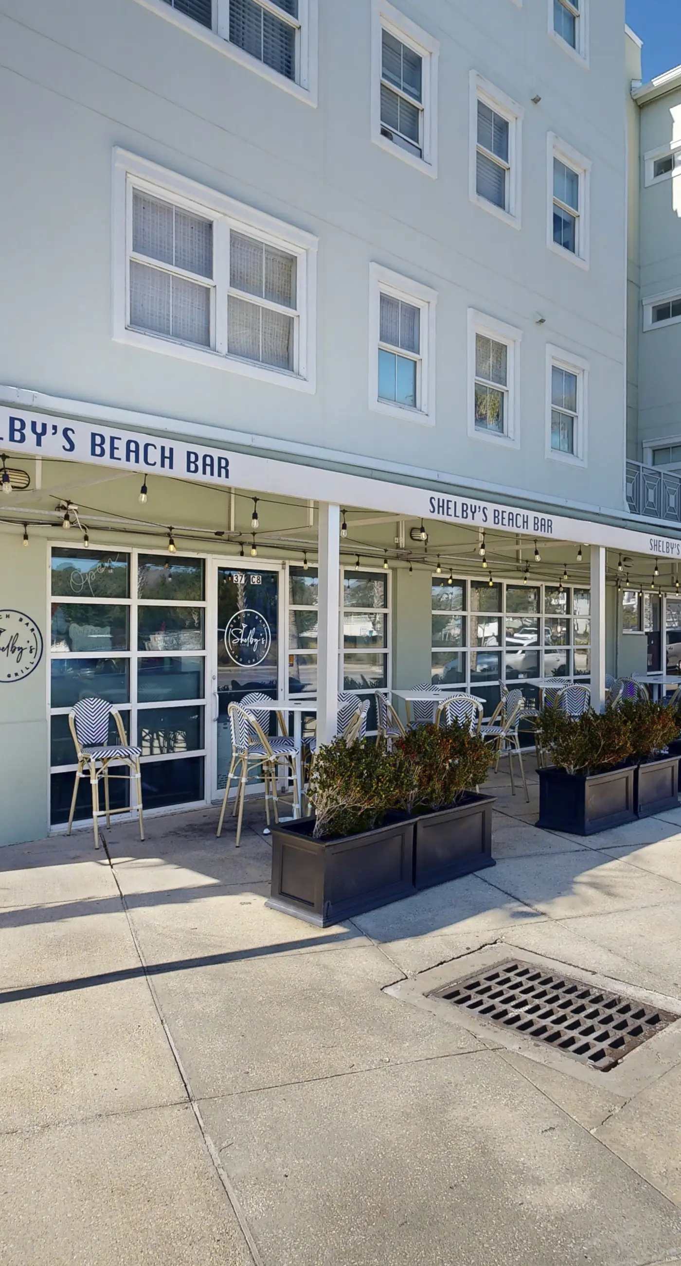 Centrally located condo near shopping & the beach with shared pool & tennis courts