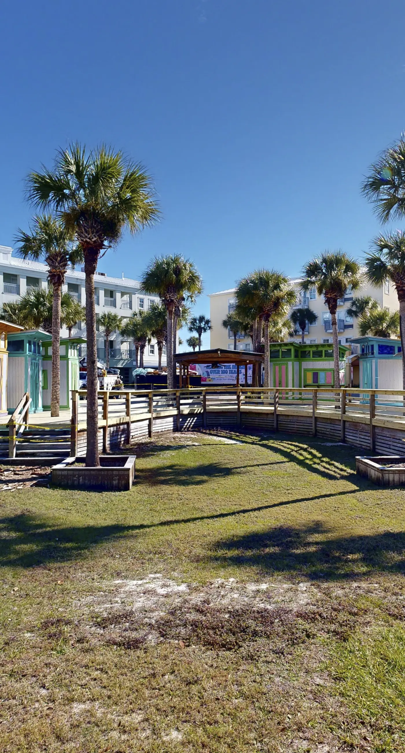 Centrally located condo near shopping & the beach with shared pool & tennis courts