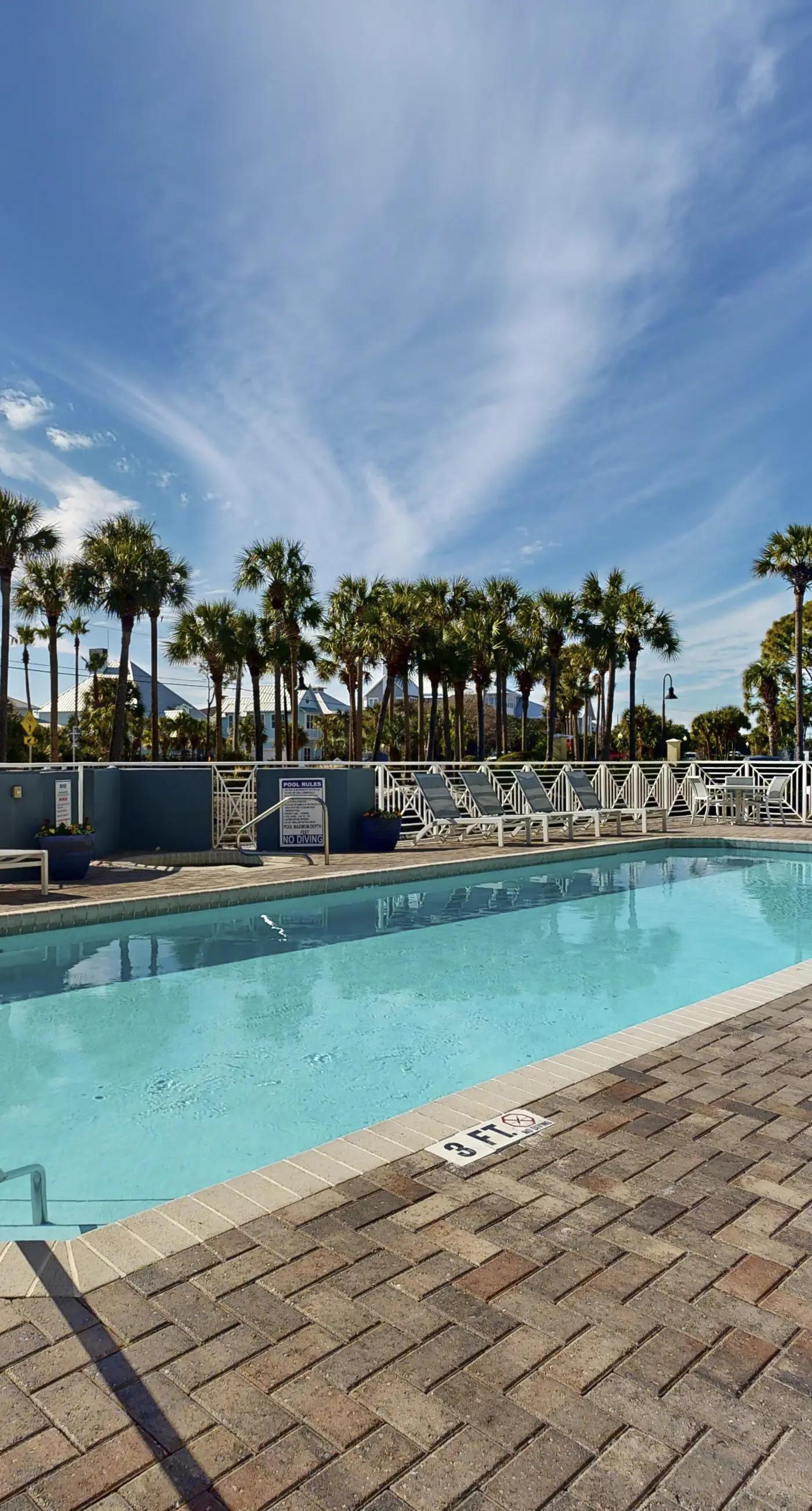 Centrally located condo near shopping & the beach with shared pool & tennis courts