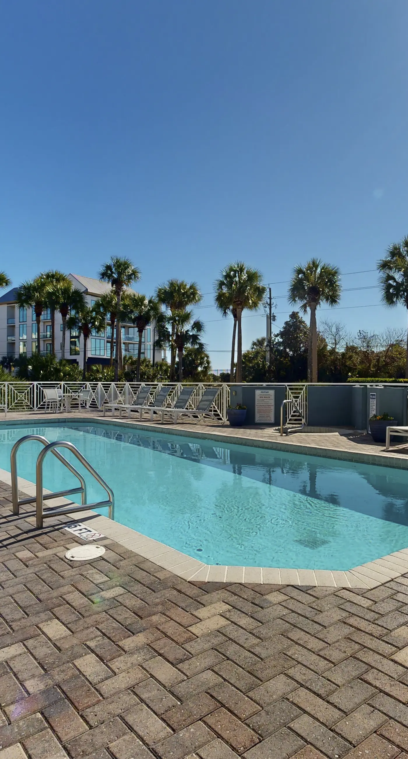 Centrally located condo near shopping & the beach with shared pool & tennis courts