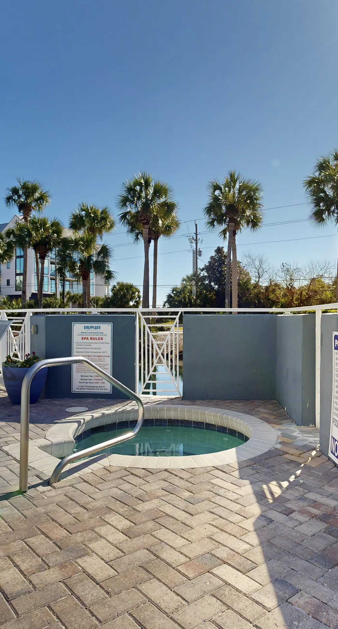 Centrally located condo near shopping & the beach with shared pool & tennis courts