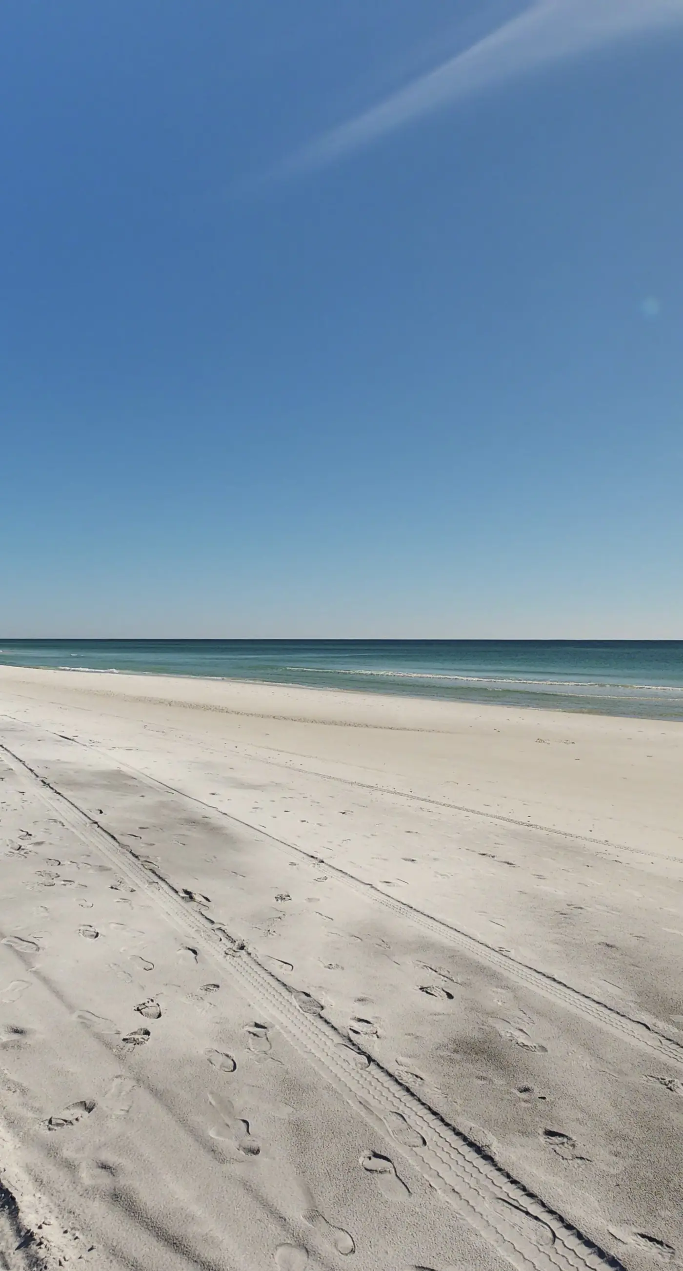 Centrally located condo near shopping & the beach with shared pool & tennis courts