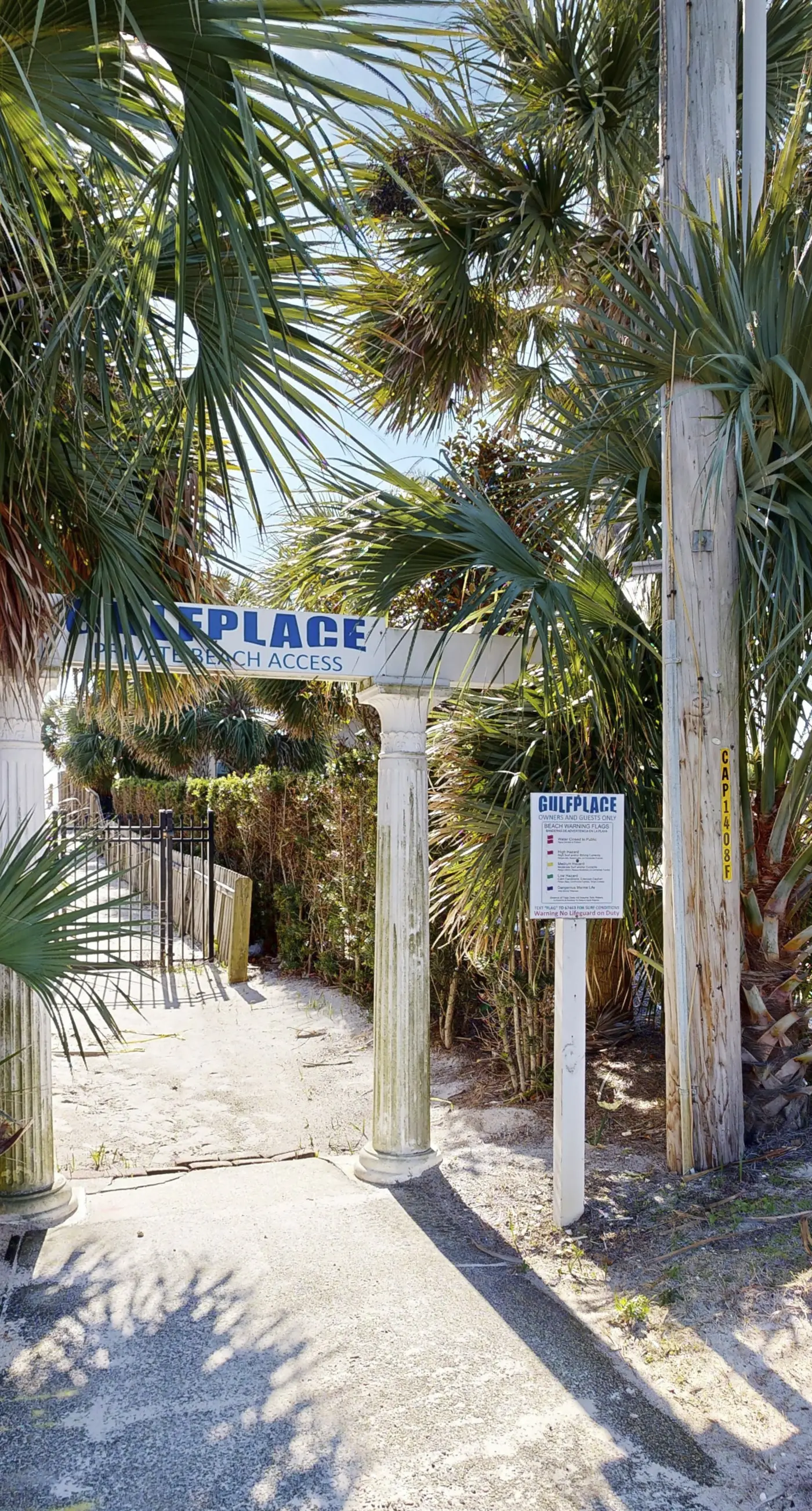 Centrally located condo near shopping & the beach with shared pool & tennis courts