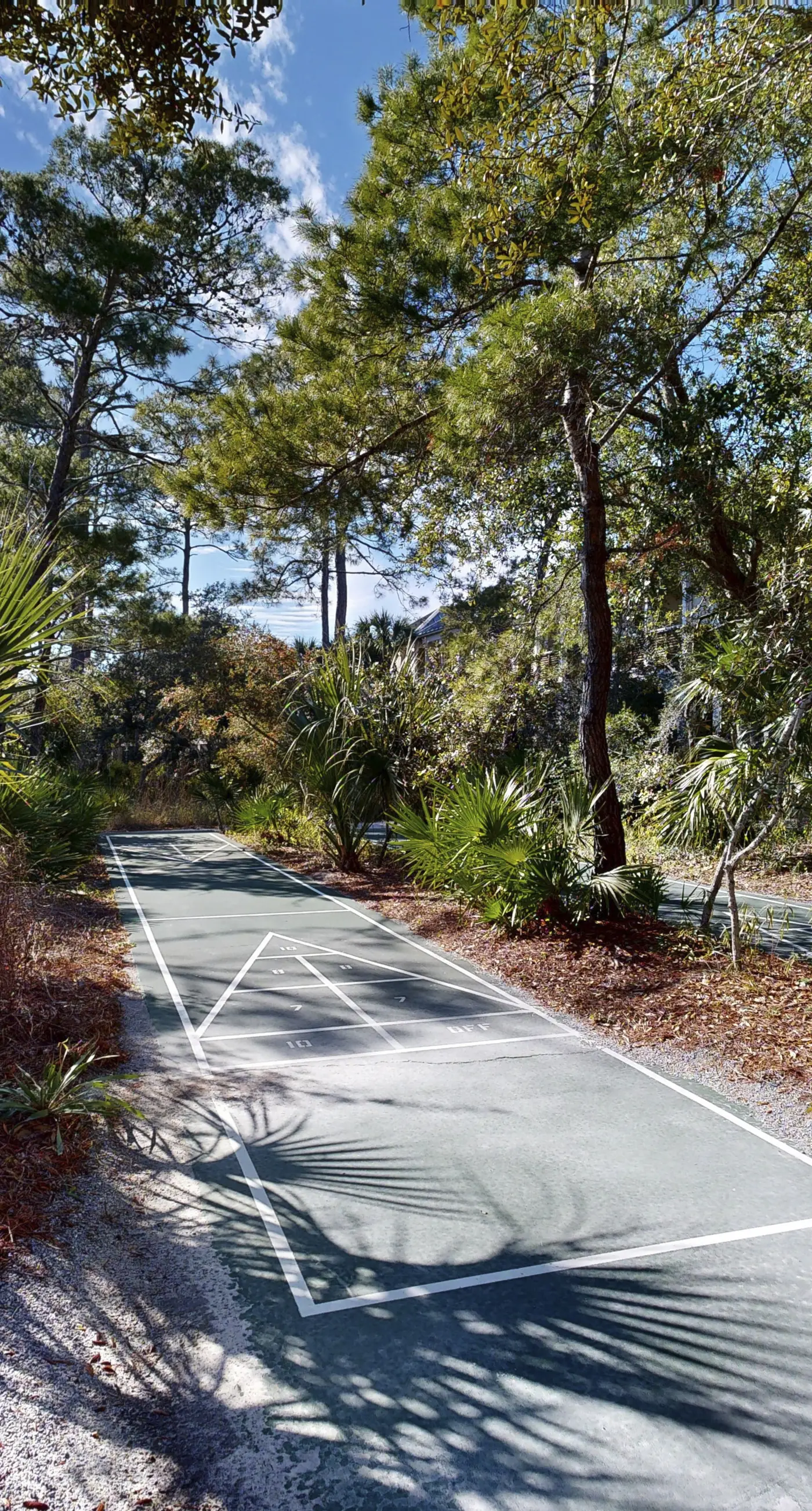 Centrally located condo near shopping & the beach with shared pool & tennis courts