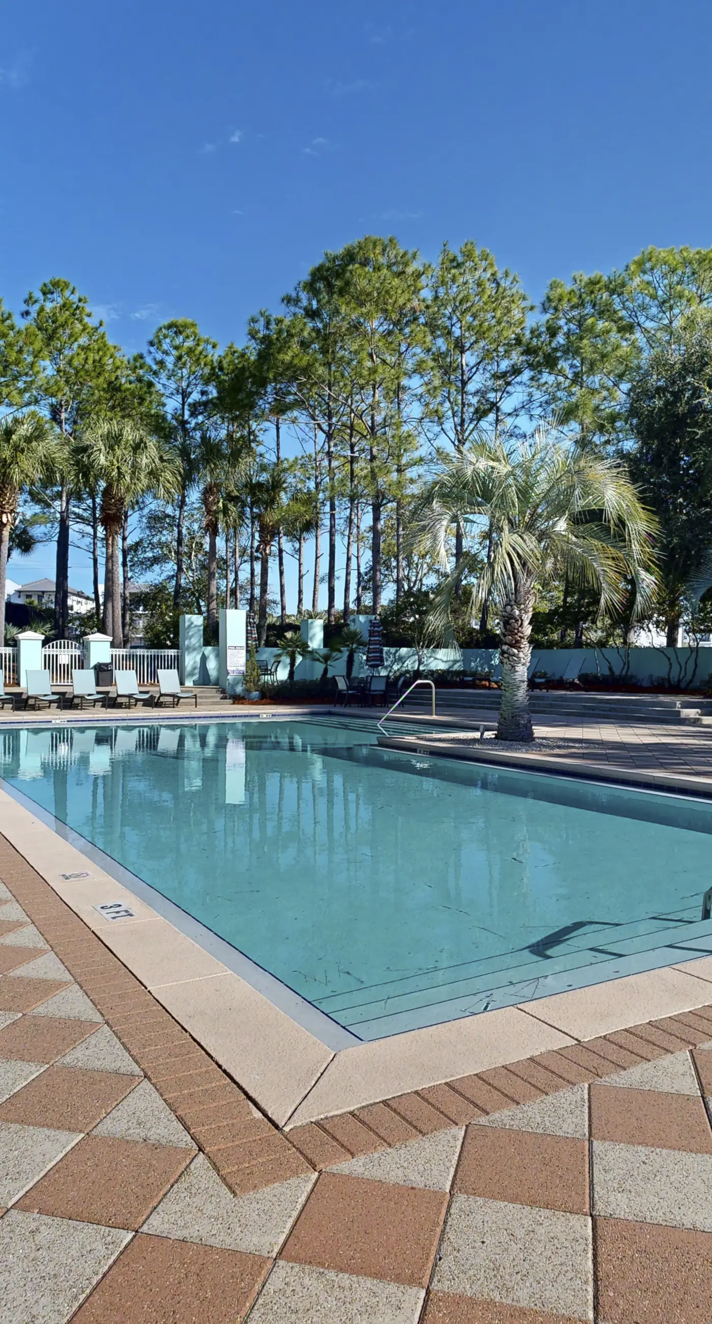 Centrally located condo near shopping & the beach with shared pool & tennis courts