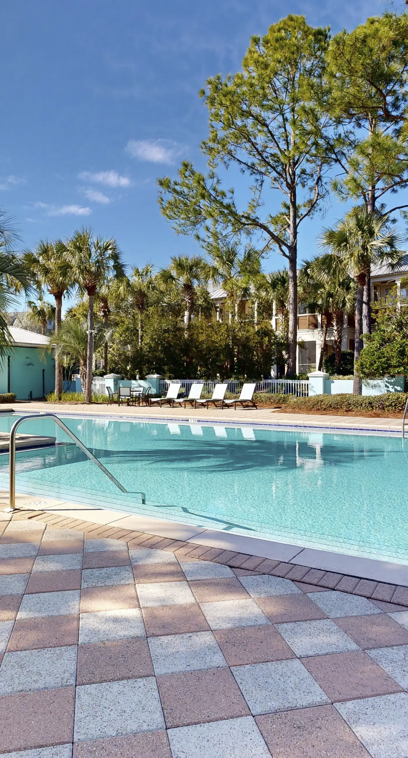 Centrally located condo near shopping & the beach with shared pool & tennis courts