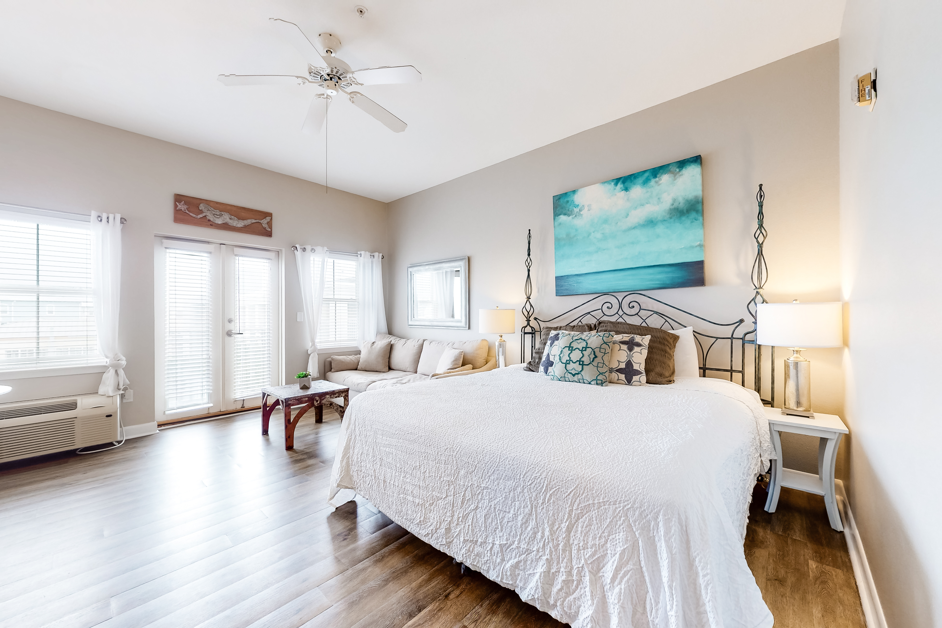 Cozy Hotel-Style- near beach & dining with kitchenette, pools, hot tub, & tennis