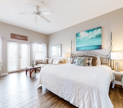 Cozy Hotel-Style- near beach & dining with kitchenette, pools, hot tub, & tennis