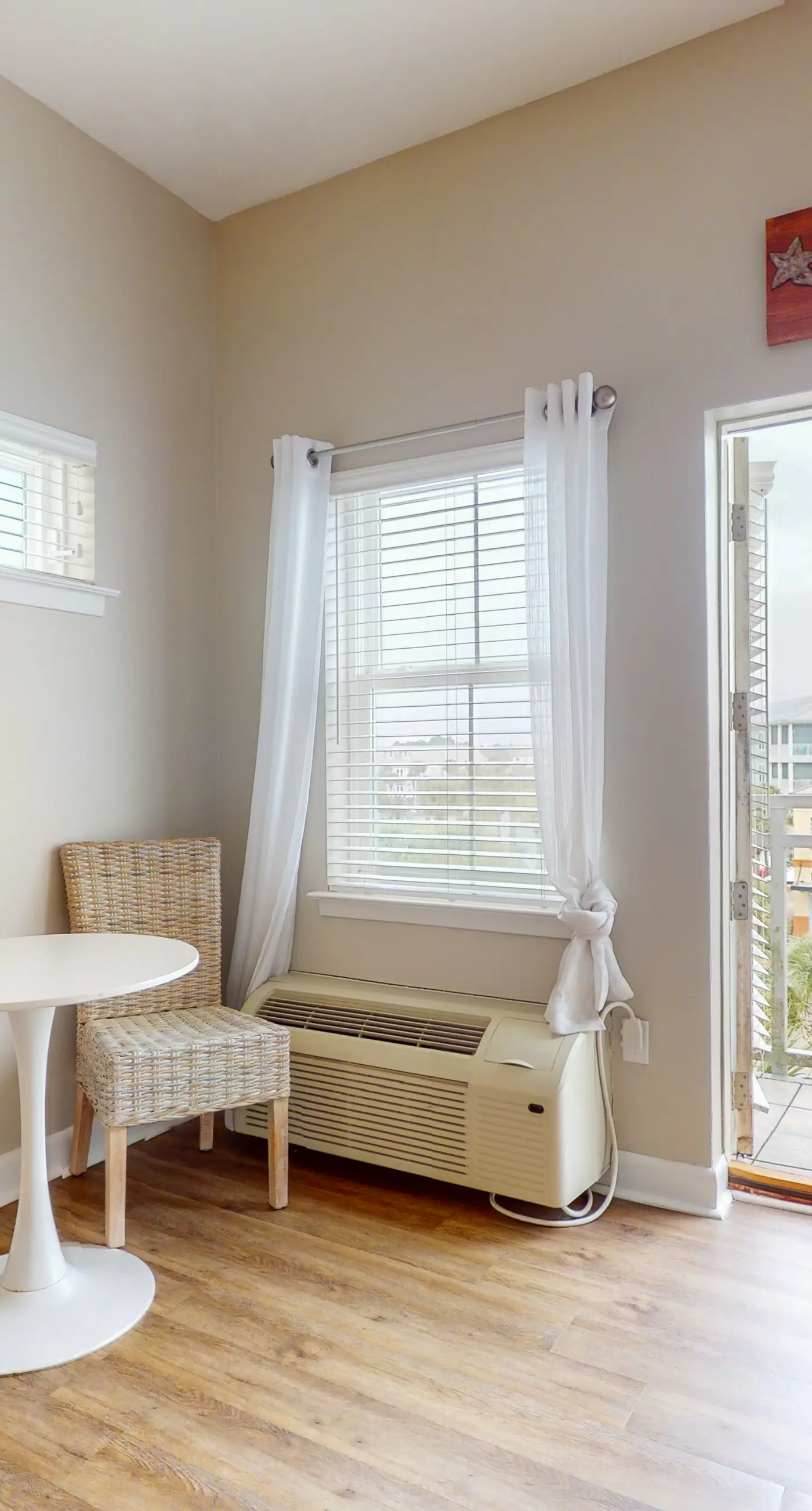 Cozy Hotel-Style- near beach & dining with kitchenette, pools, hot tub, & tennis