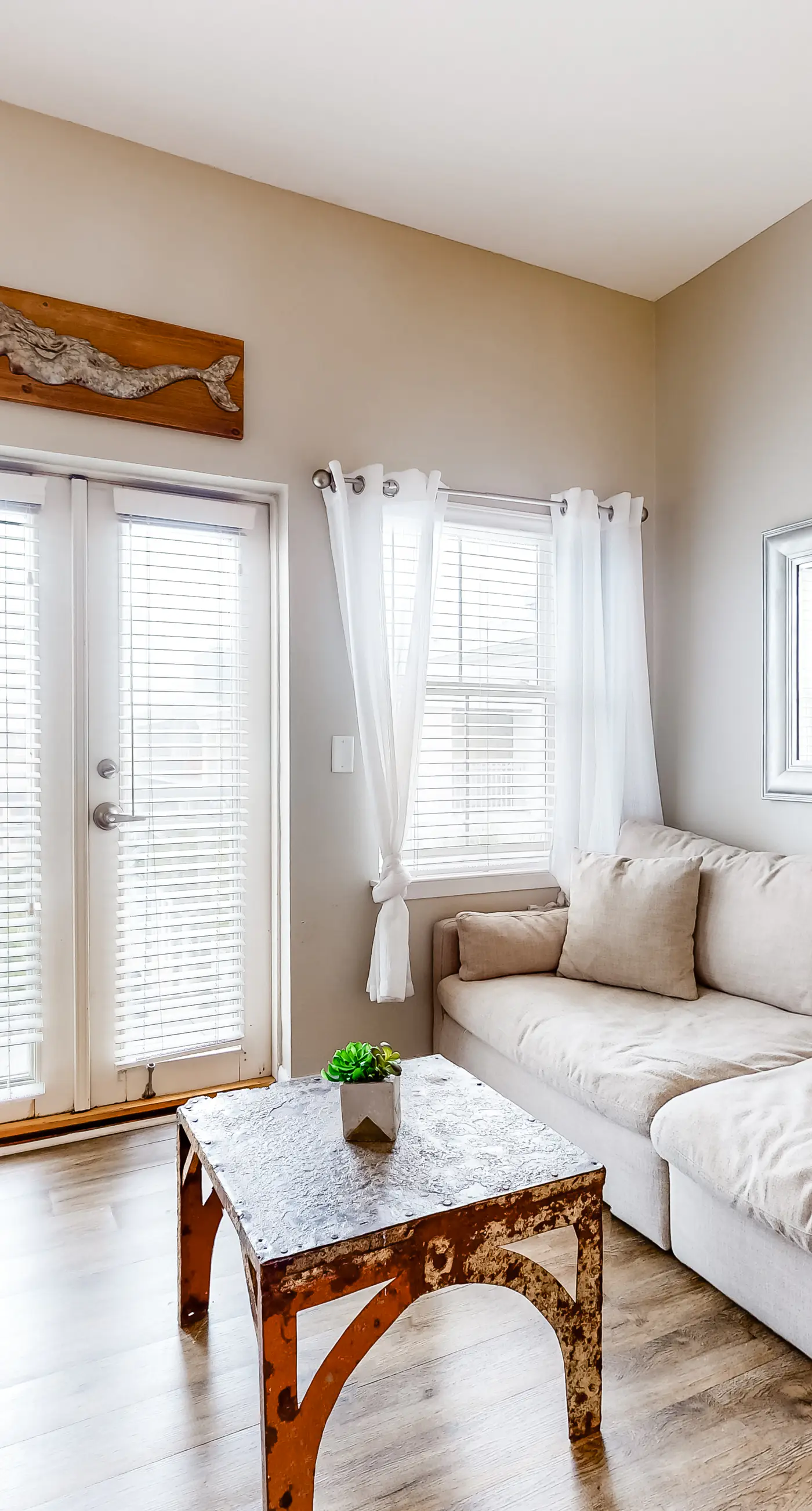 Cozy Hotel-Style- near beach & dining with kitchenette, pools, hot tub, & tennis