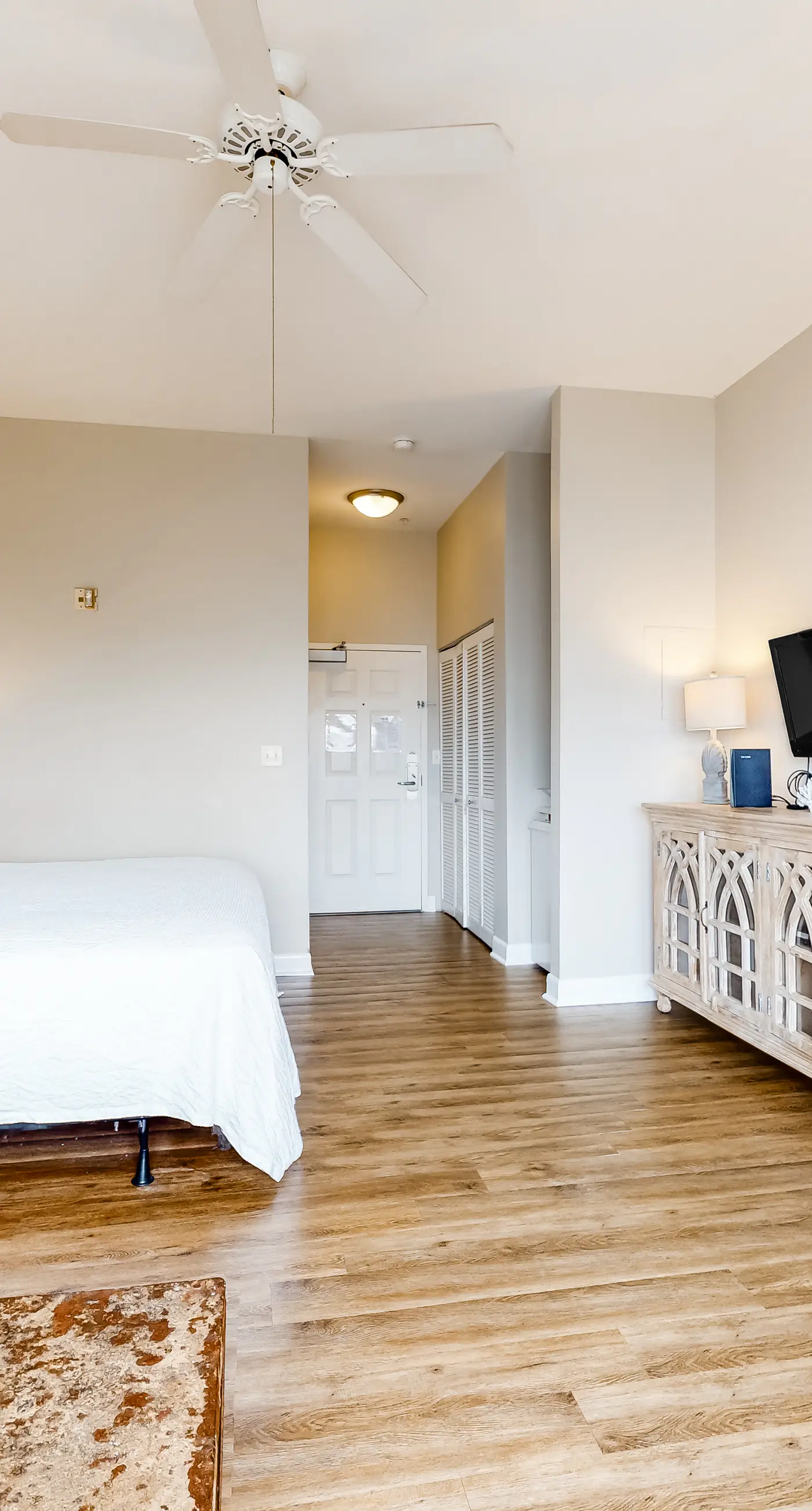 Cozy Hotel-Style- near beach & dining with kitchenette, pools, hot tub, & tennis