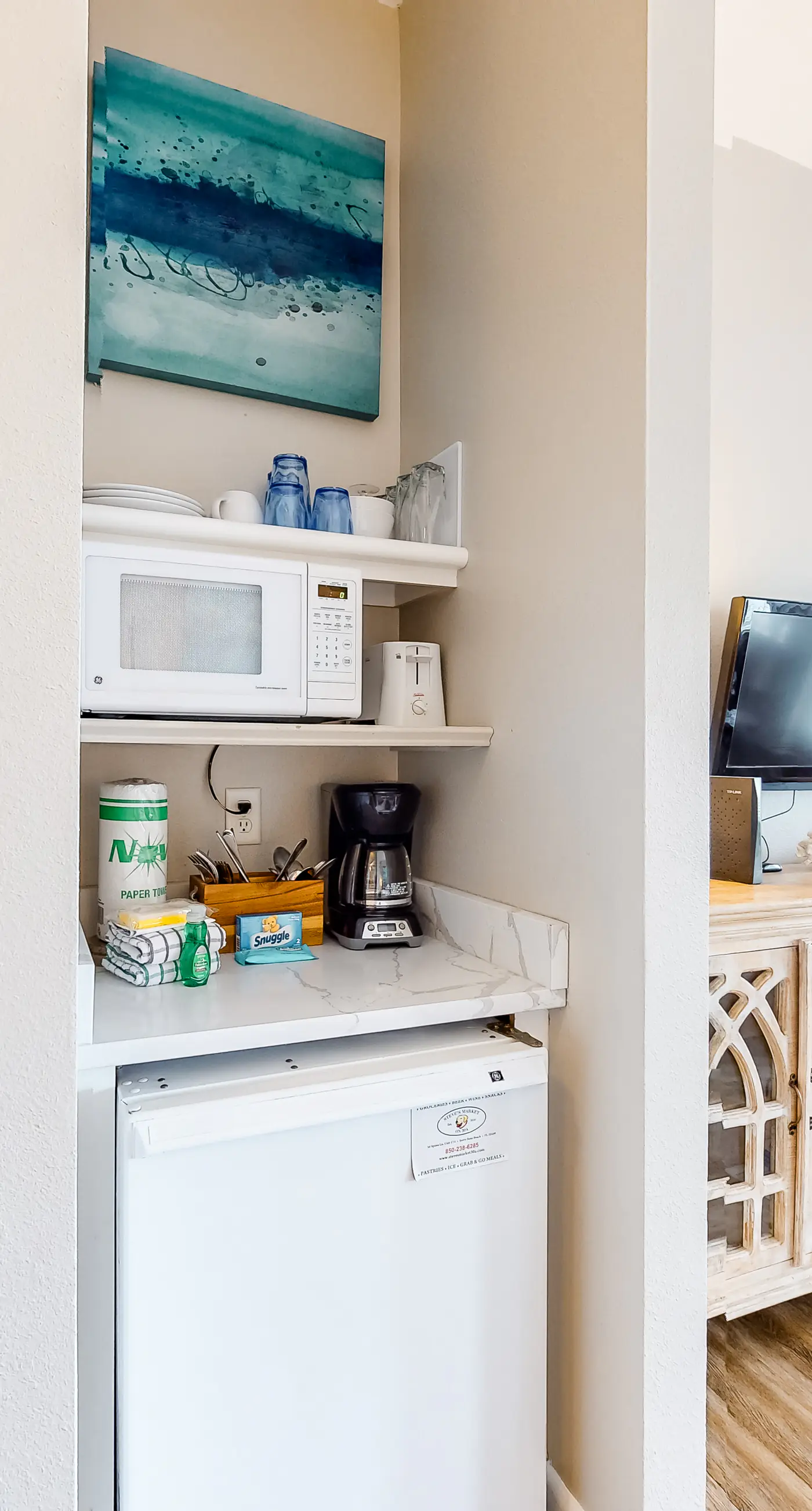 Cozy Hotel-Style- near beach & dining with kitchenette, pools, hot tub, & tennis