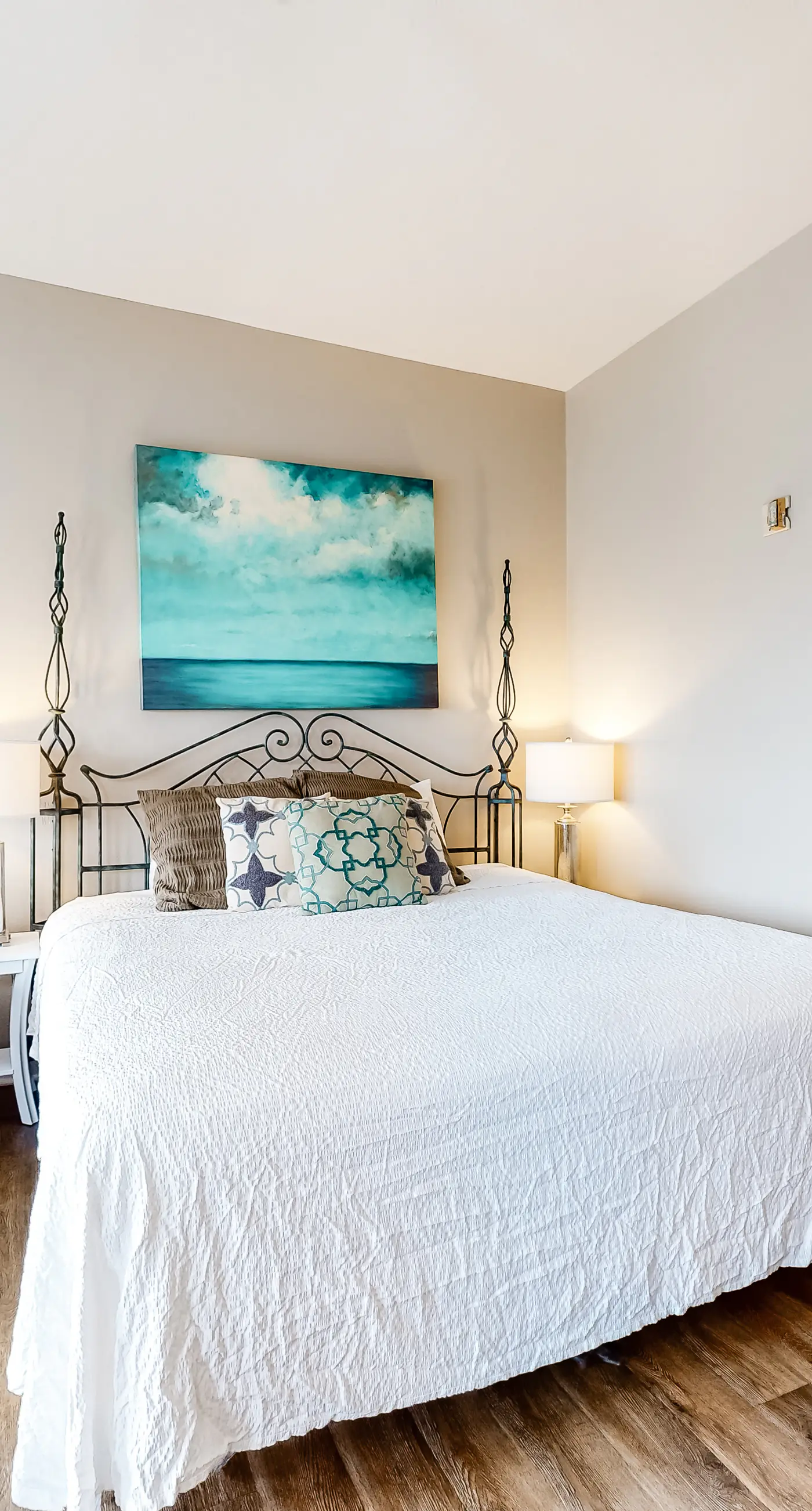 Cozy Hotel-Style- near beach & dining with kitchenette, pools, hot tub, & tennis