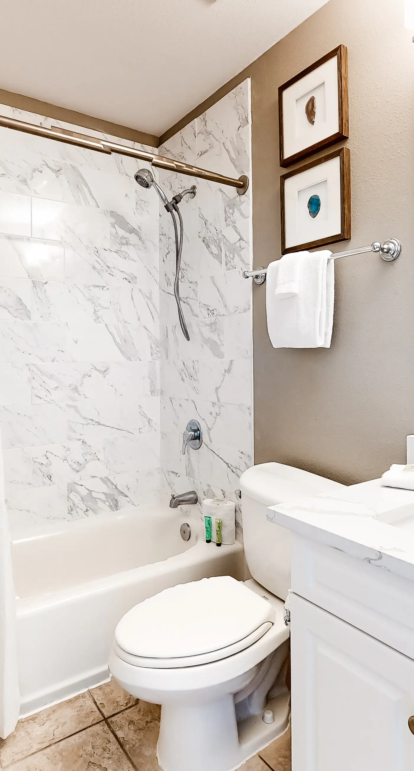 Cozy Hotel-Style- near beach & dining with kitchenette, pools, hot tub, & tennis