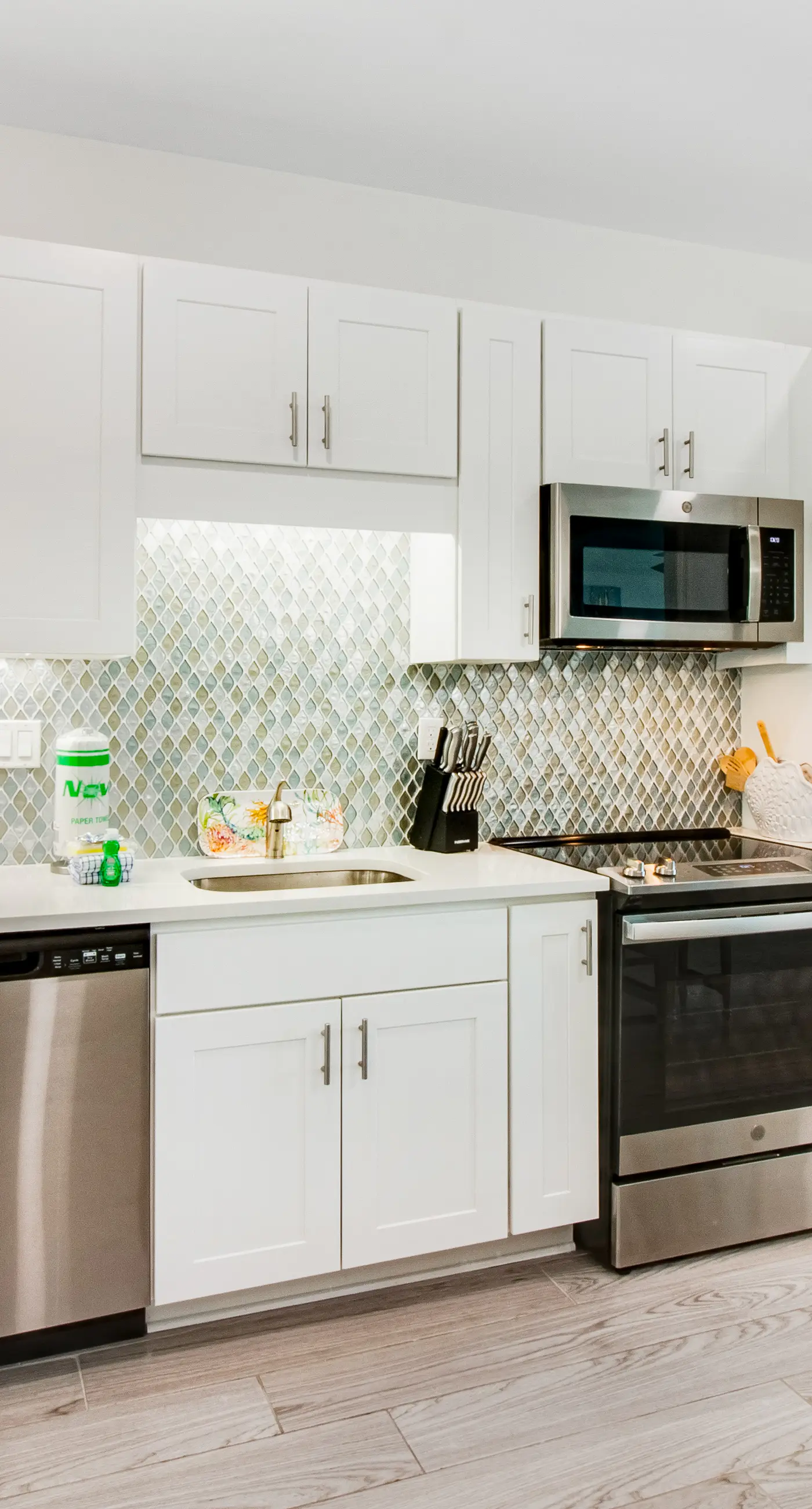 Newly built condo with WiFi, shared pools, hot tub, & private beach access