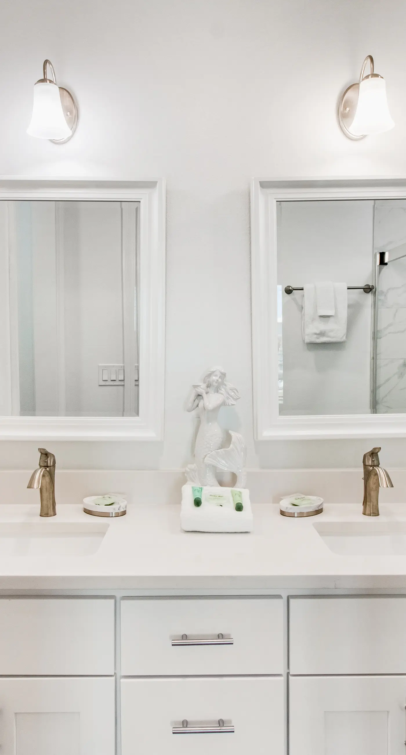 Newly built condo with WiFi, shared pools, hot tub, & private beach access