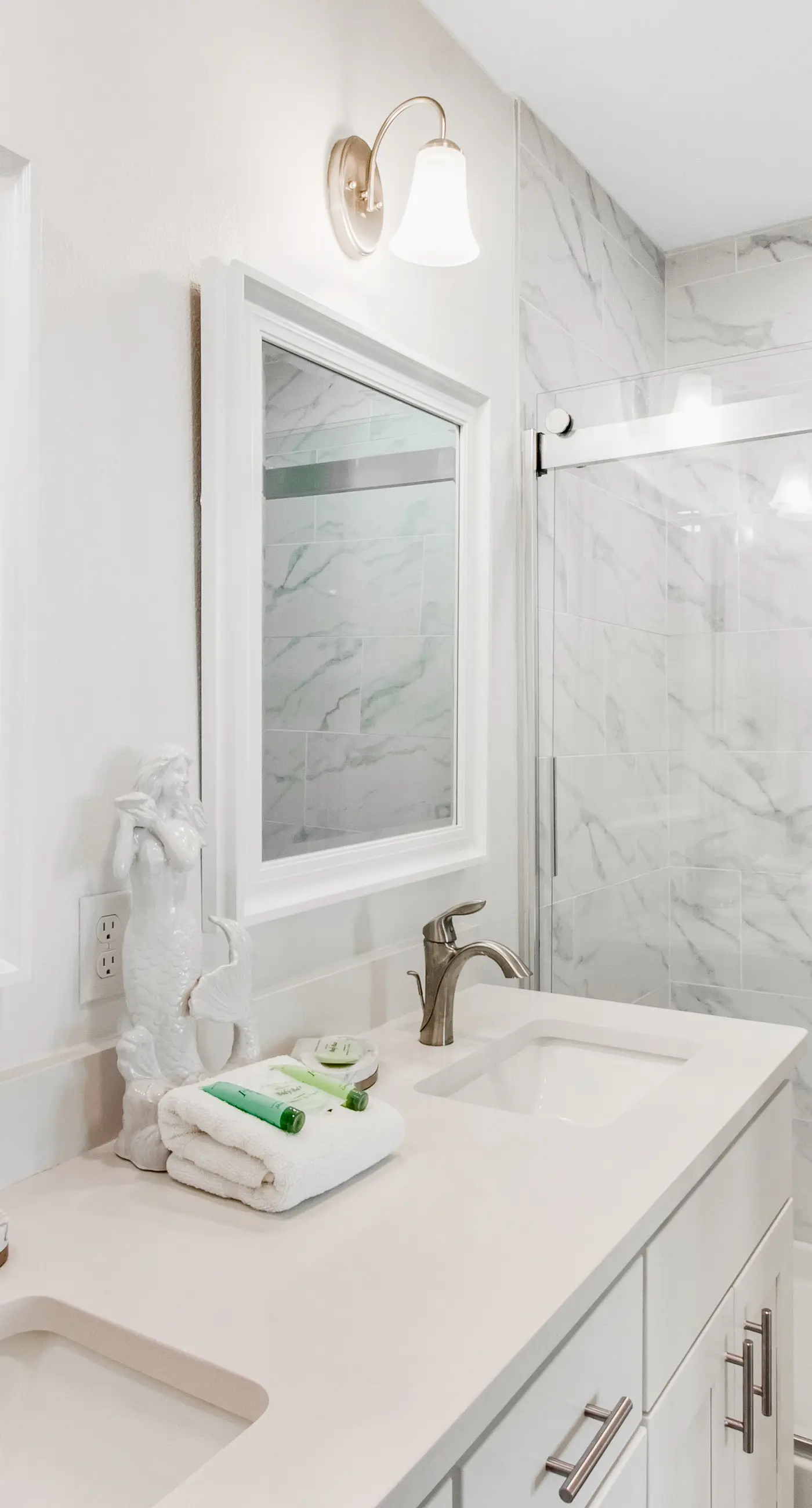 Newly built condo with WiFi, shared pools, hot tub, & private beach access