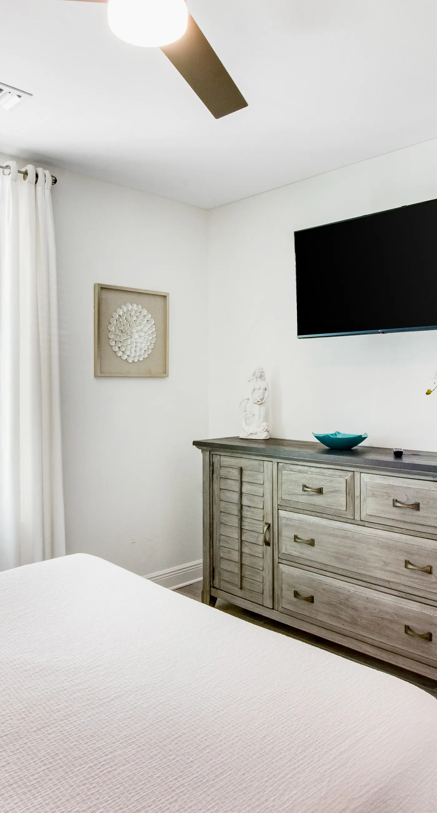 Newly built condo with WiFi, shared pools, hot tub, & private beach access