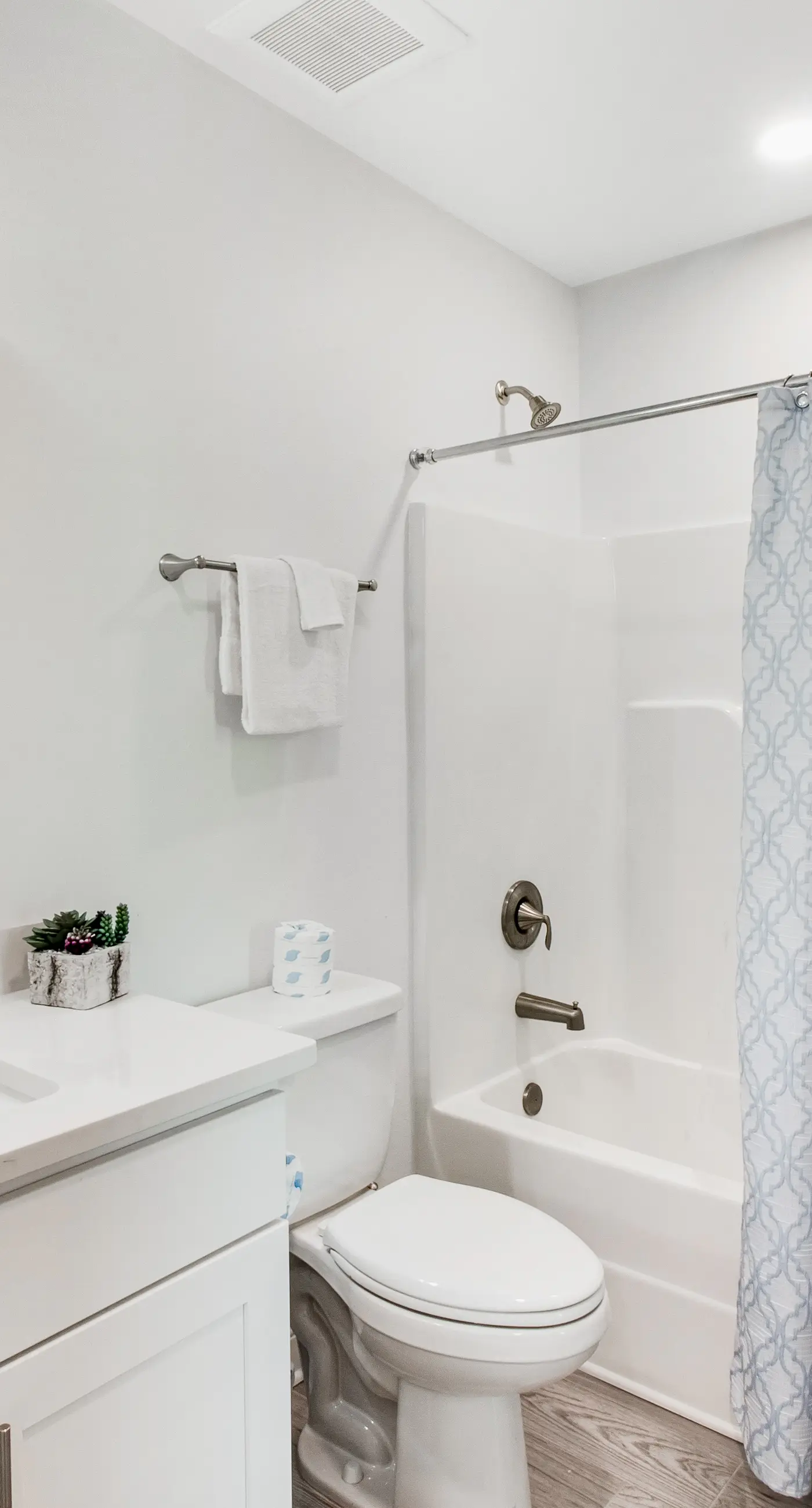 Newly built condo with WiFi, shared pools, hot tub, & private beach access