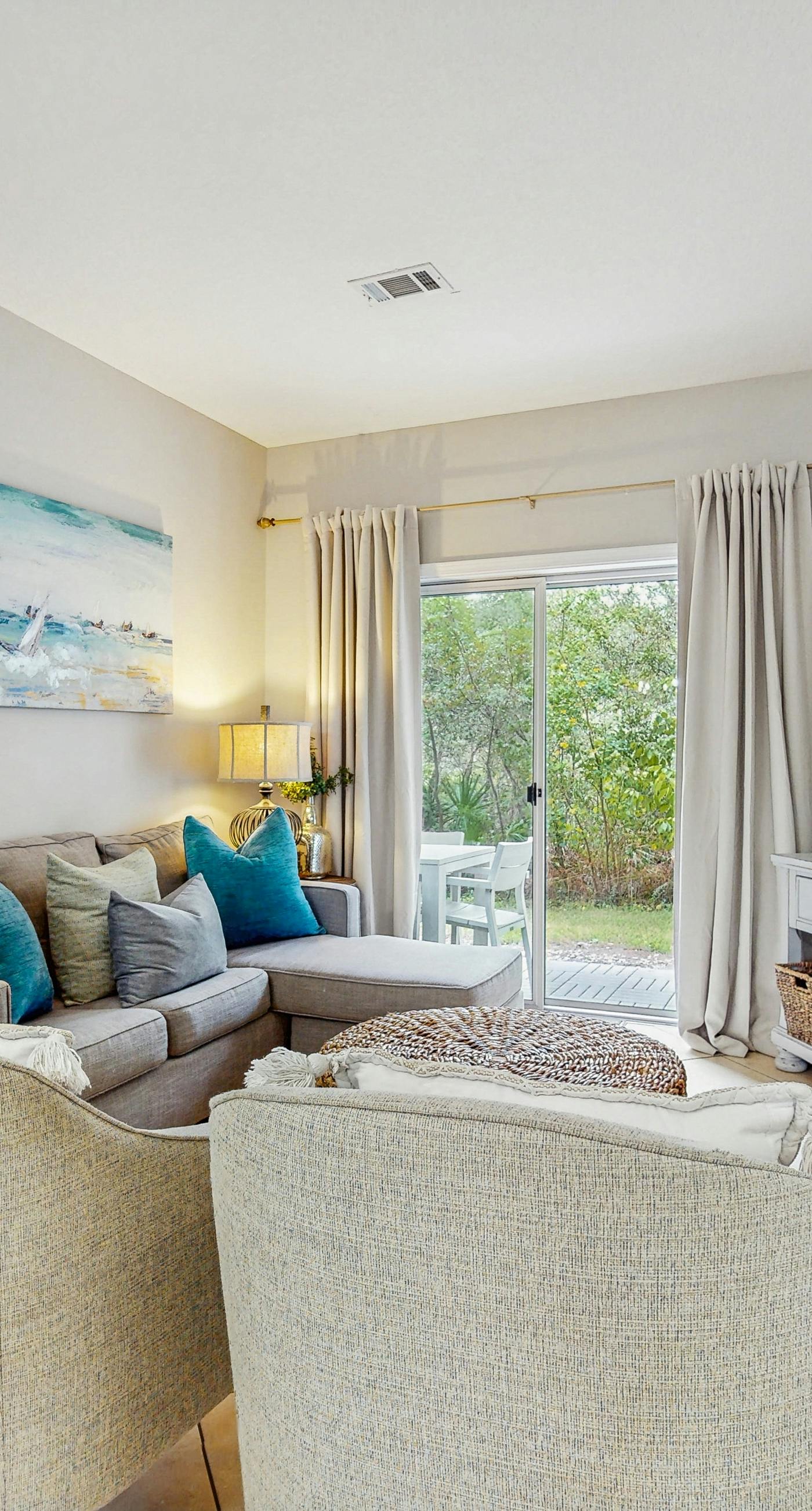 Comfortable coastal house with roomy accommodations and easy shoreline access