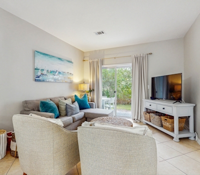 Comfortable coastal house with roomy accommodations and easy shoreline access