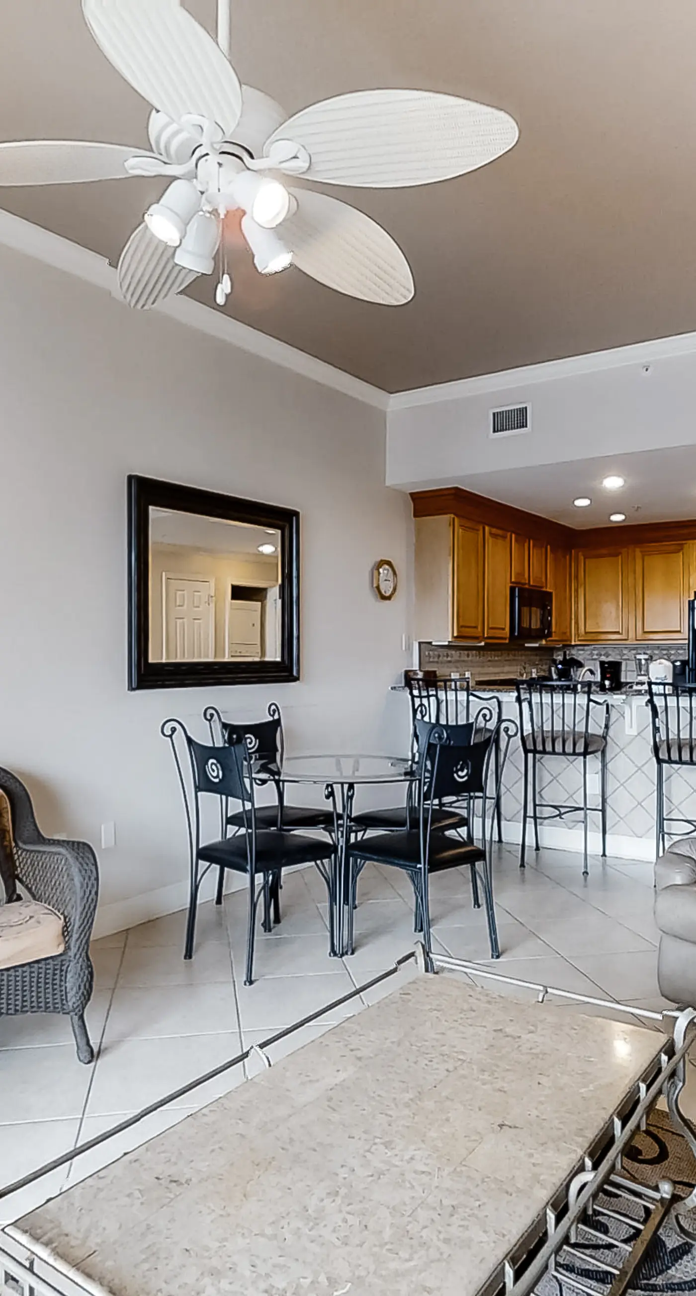 Gulf view condo in a beachfront complex w/ shared pool & hot tub