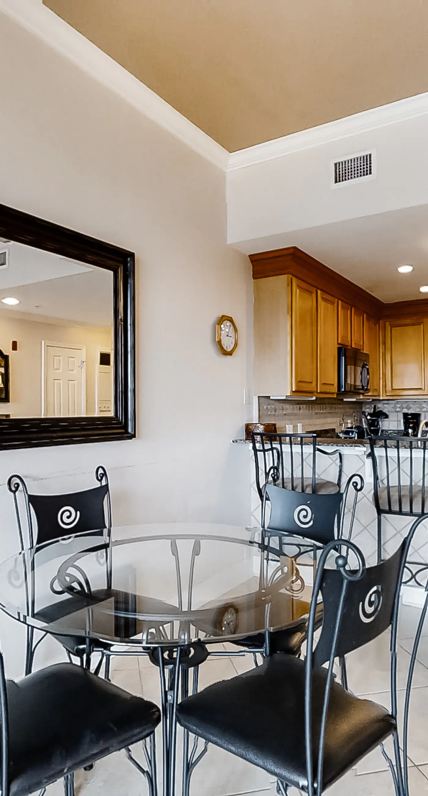 Gulf view condo in a beachfront complex w/ shared pool & hot tub