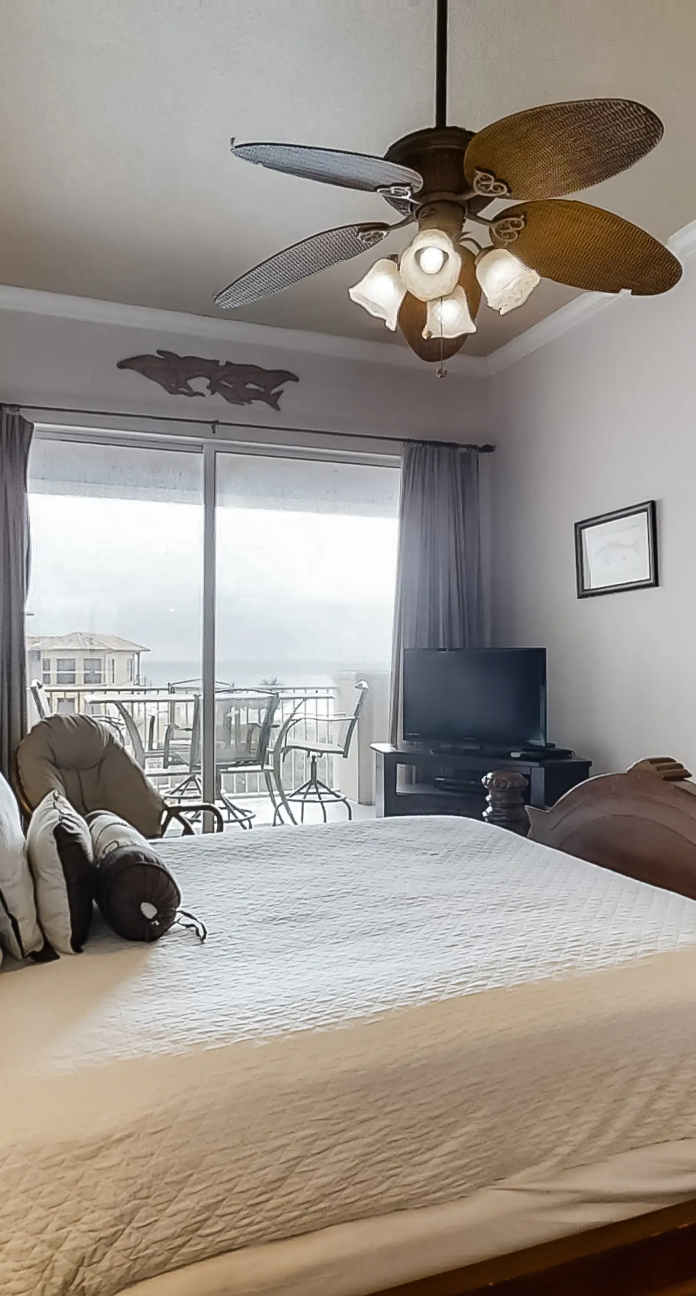 Gulf view condo in a beachfront complex w/ shared pool & hot tub