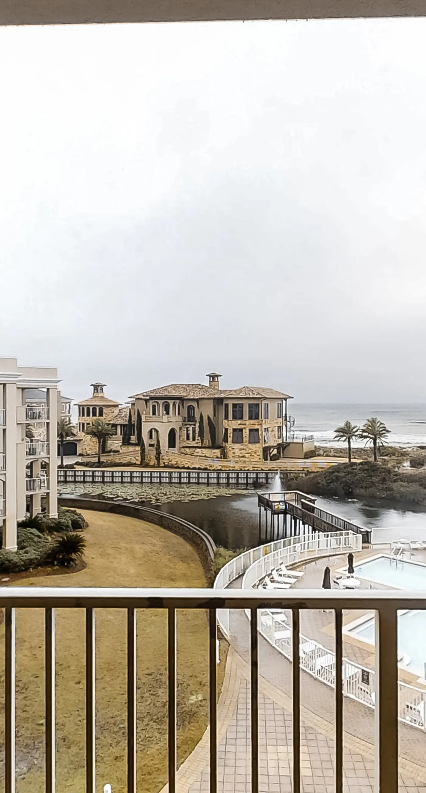 Gulf view condo in a beachfront complex w/ shared pool & hot tub