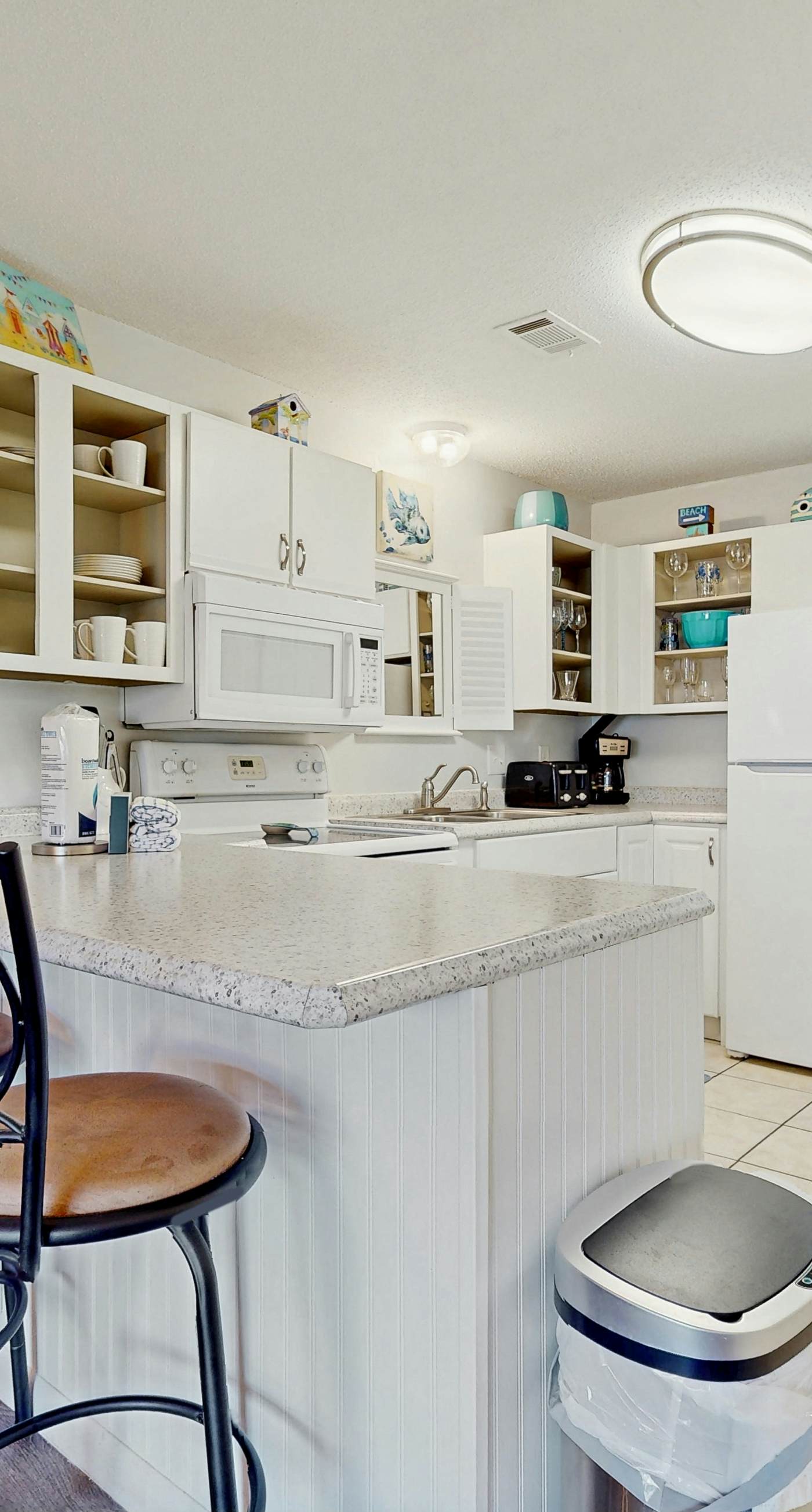 Cozy coastal condo, dog friendly with shared pool and close to beach