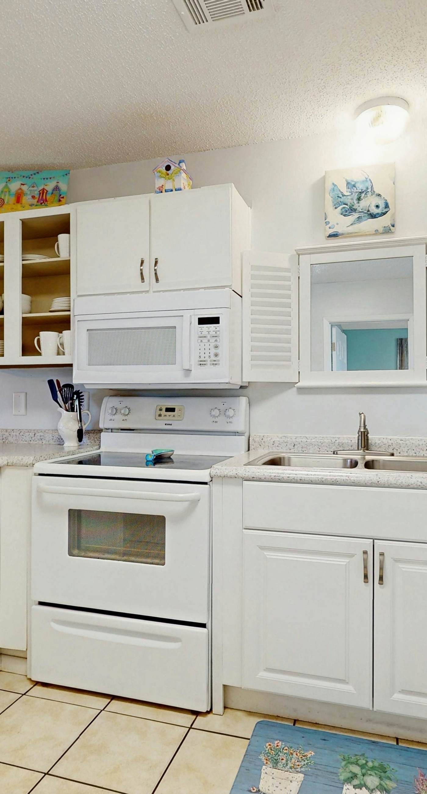 Cozy coastal condo, dog friendly with shared pool and close to beach