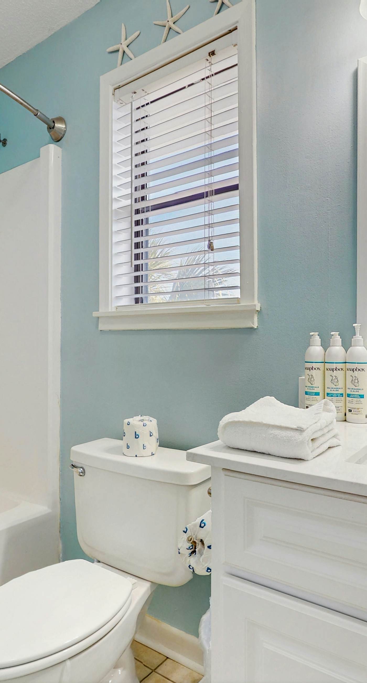 Cozy coastal condo, dog friendly with shared pool and close to beach