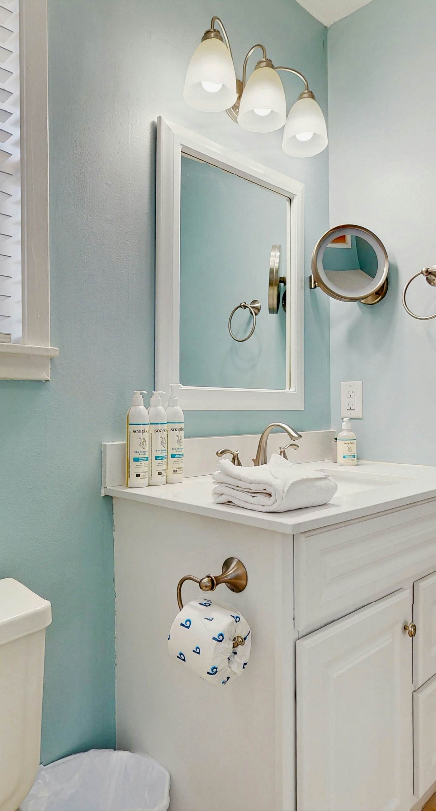 Cozy coastal condo, dog friendly with shared pool and close to beach