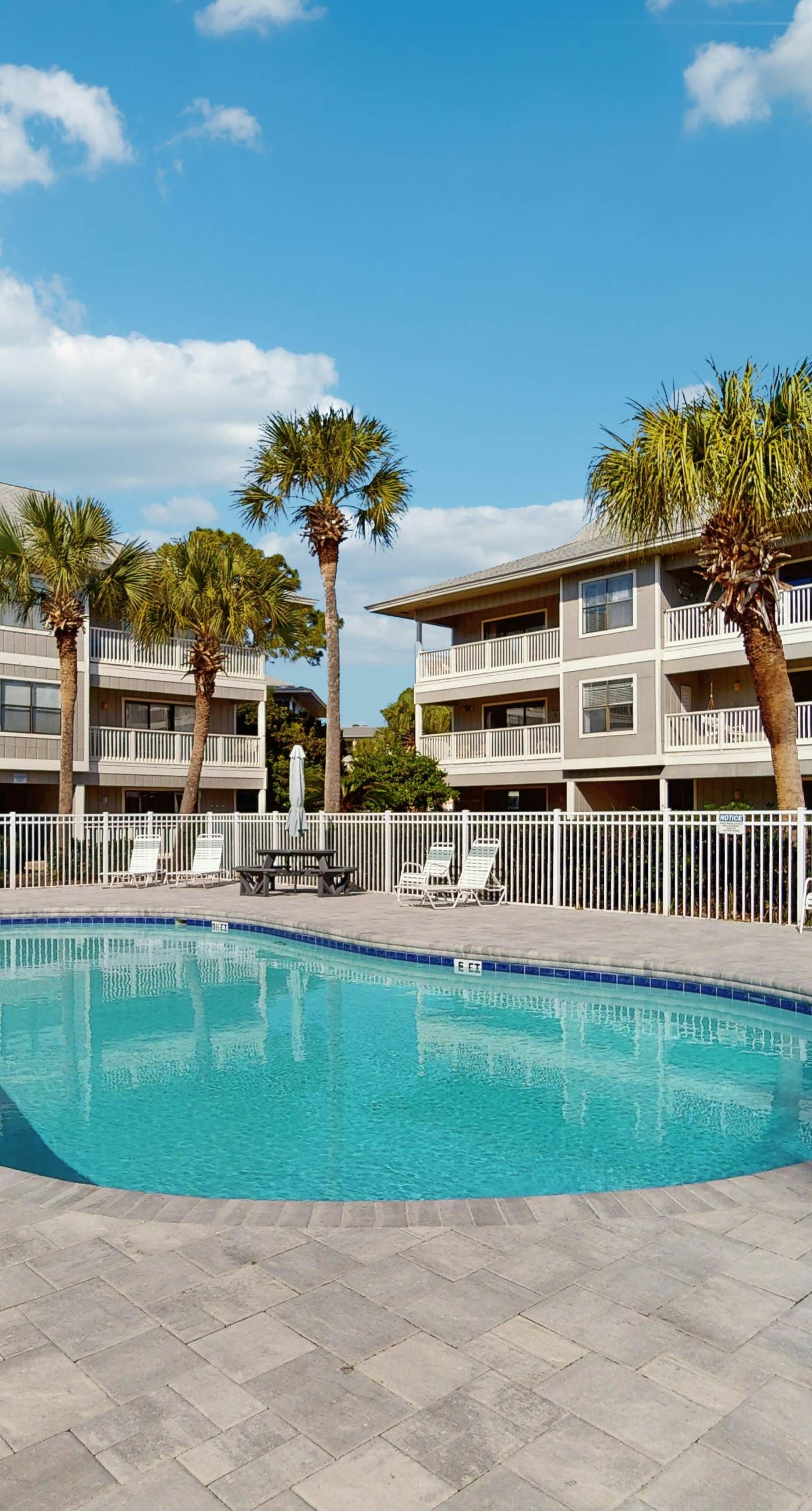 Cozy coastal condo, dog friendly with shared pool and close to beach