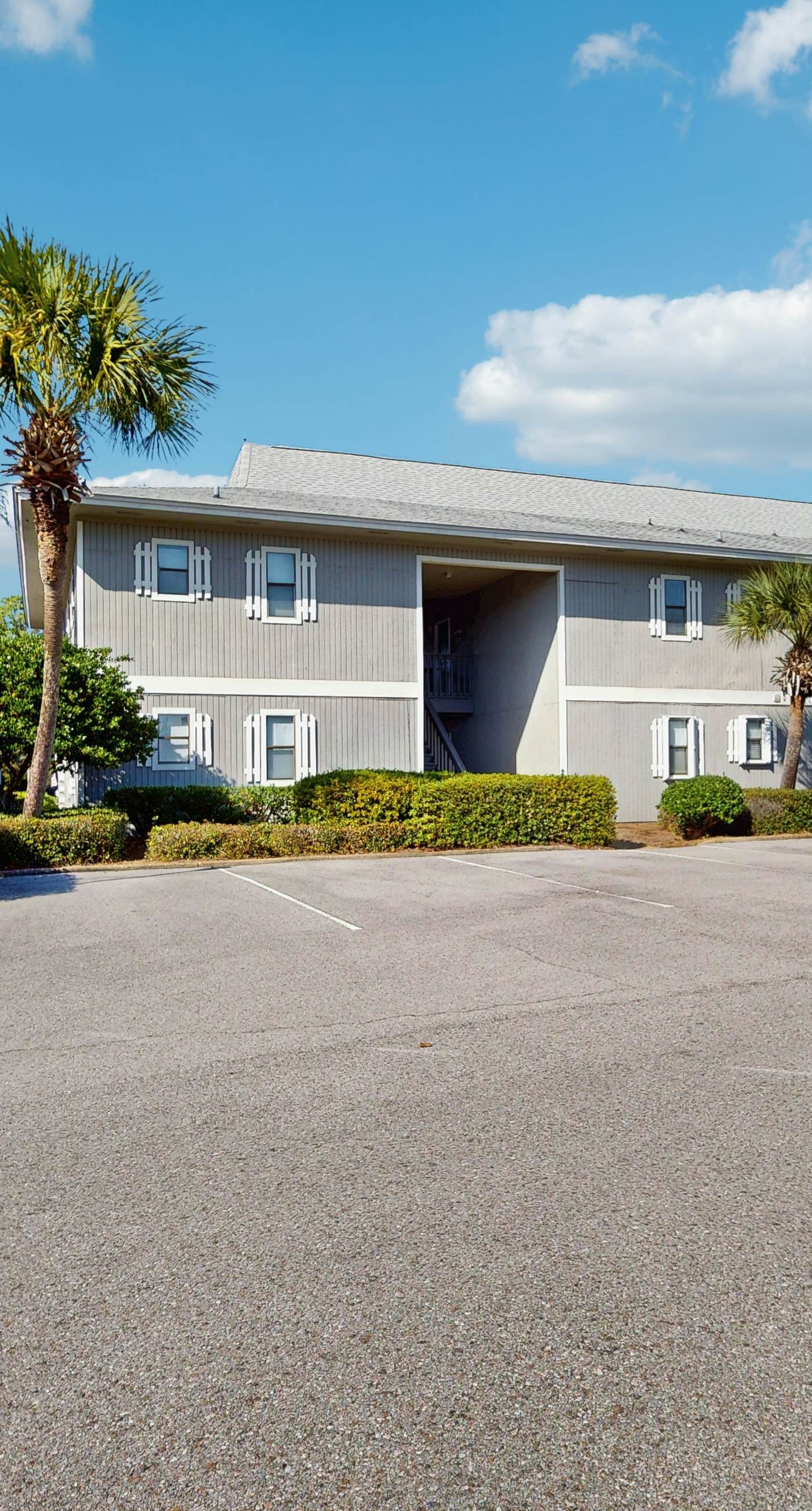 Cozy coastal condo, dog friendly with shared pool and close to beach