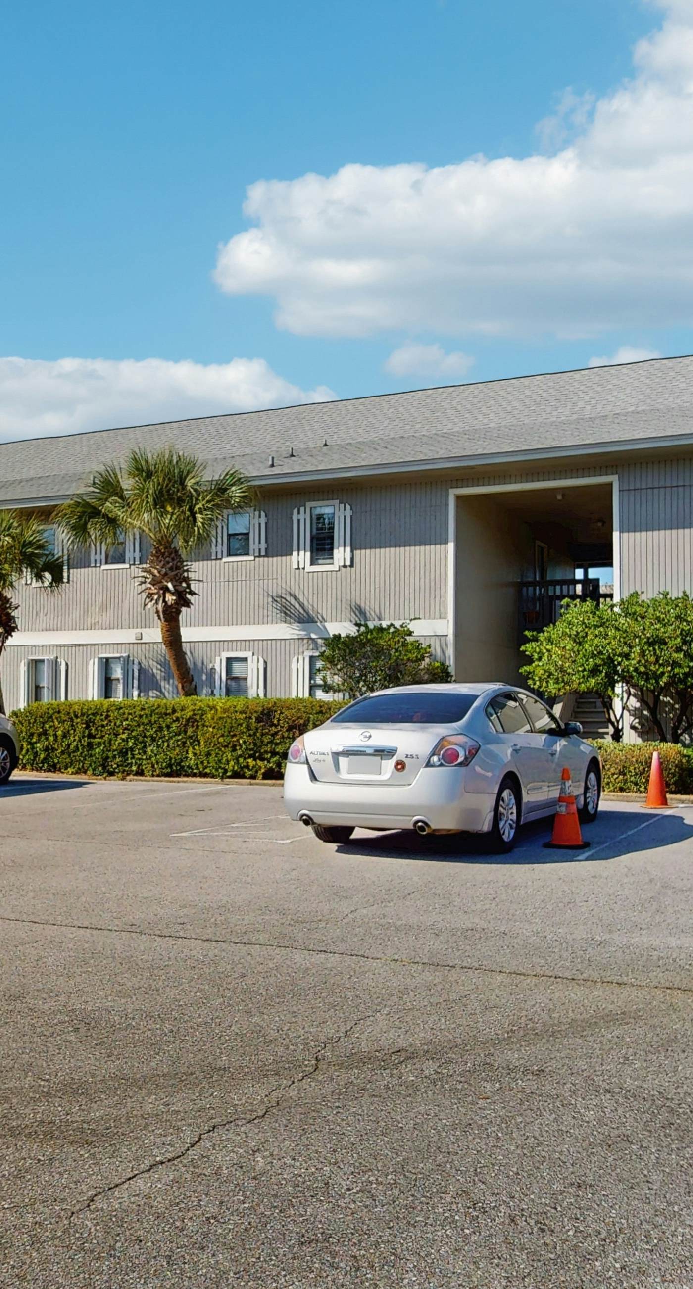 Cozy coastal condo, dog friendly with shared pool and close to beach